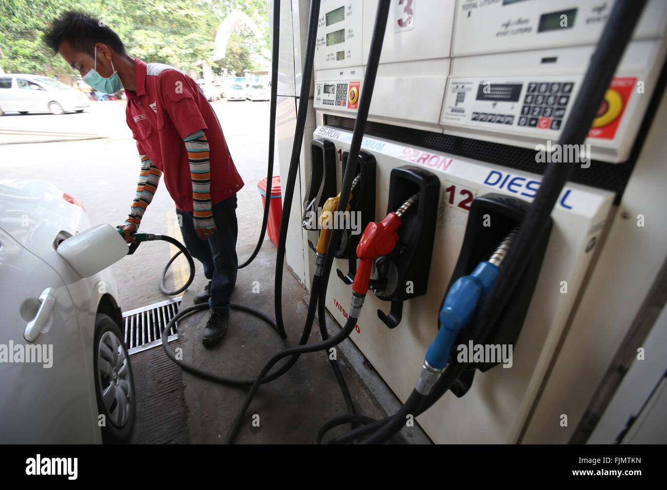 Yangon, Myanmar. 3. März 2016. Ein Mitarbeiter treibt ein Auto an einen Privatbesitz befindliches Tankstelle in Yangon, Myanmar, 3. März 2016. Die Anzahl der privaten Kraftstoff nachfüllen Stationen erreicht 1.228 bisher in Myanmar nach dem Ministry of Energy am letzten Samstag. © U Aung/Xinhua/Alamy Live-Nachrichten Stockfoto