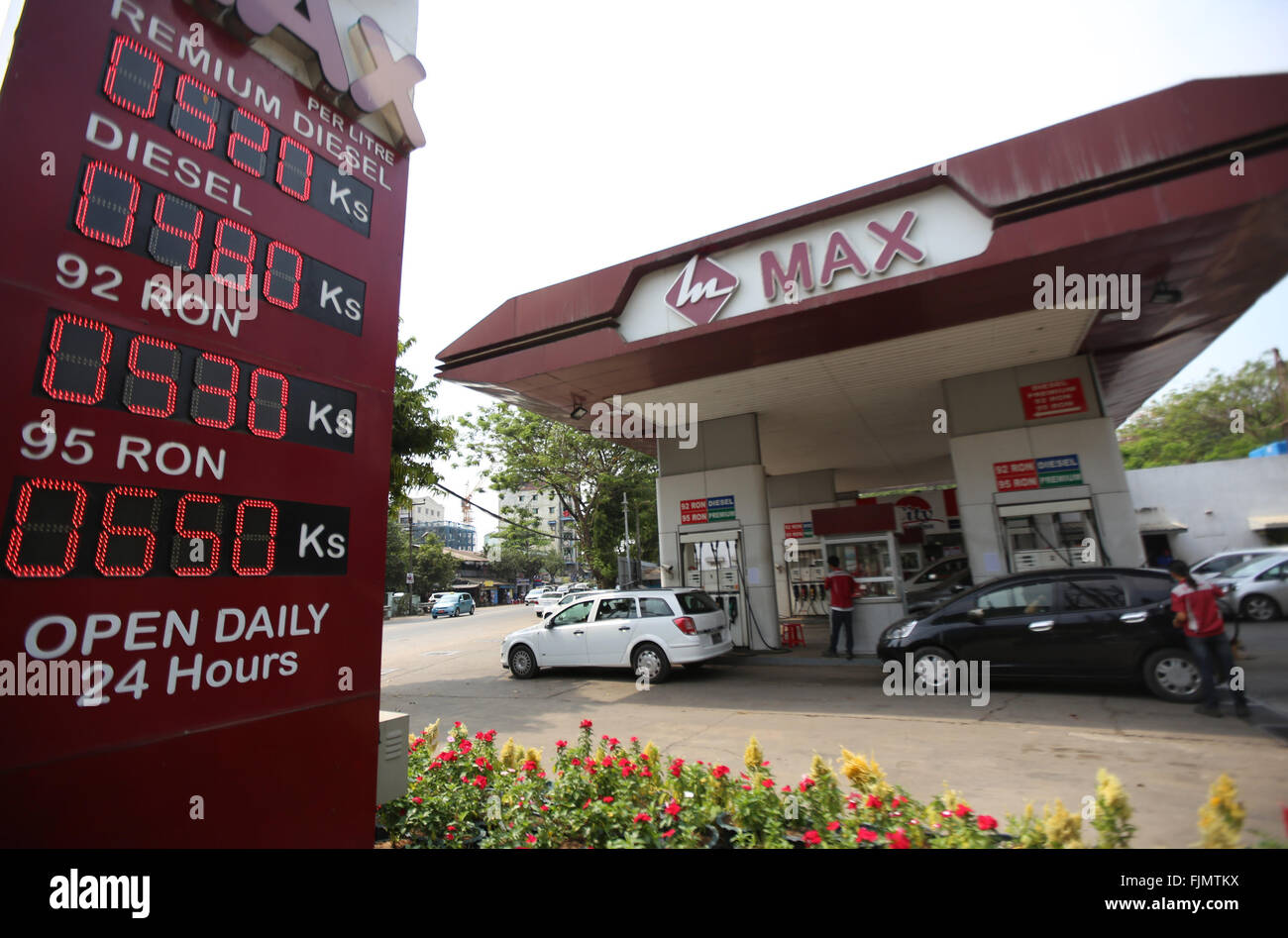 Yangon. 3. März 2016. Foto aufgenommen am 3. März 2016 zeigt eine in Privatbesitz befindliches Tankstelle in Yangon, Myanmar. Die Anzahl der privaten Kraftstoff nachfüllen Stationen erreicht 1.228 bisher in Myanmar nach dem Ministry of Energy am letzten Samstag. © U Aung/Xinhua/Alamy Live-Nachrichten Stockfoto