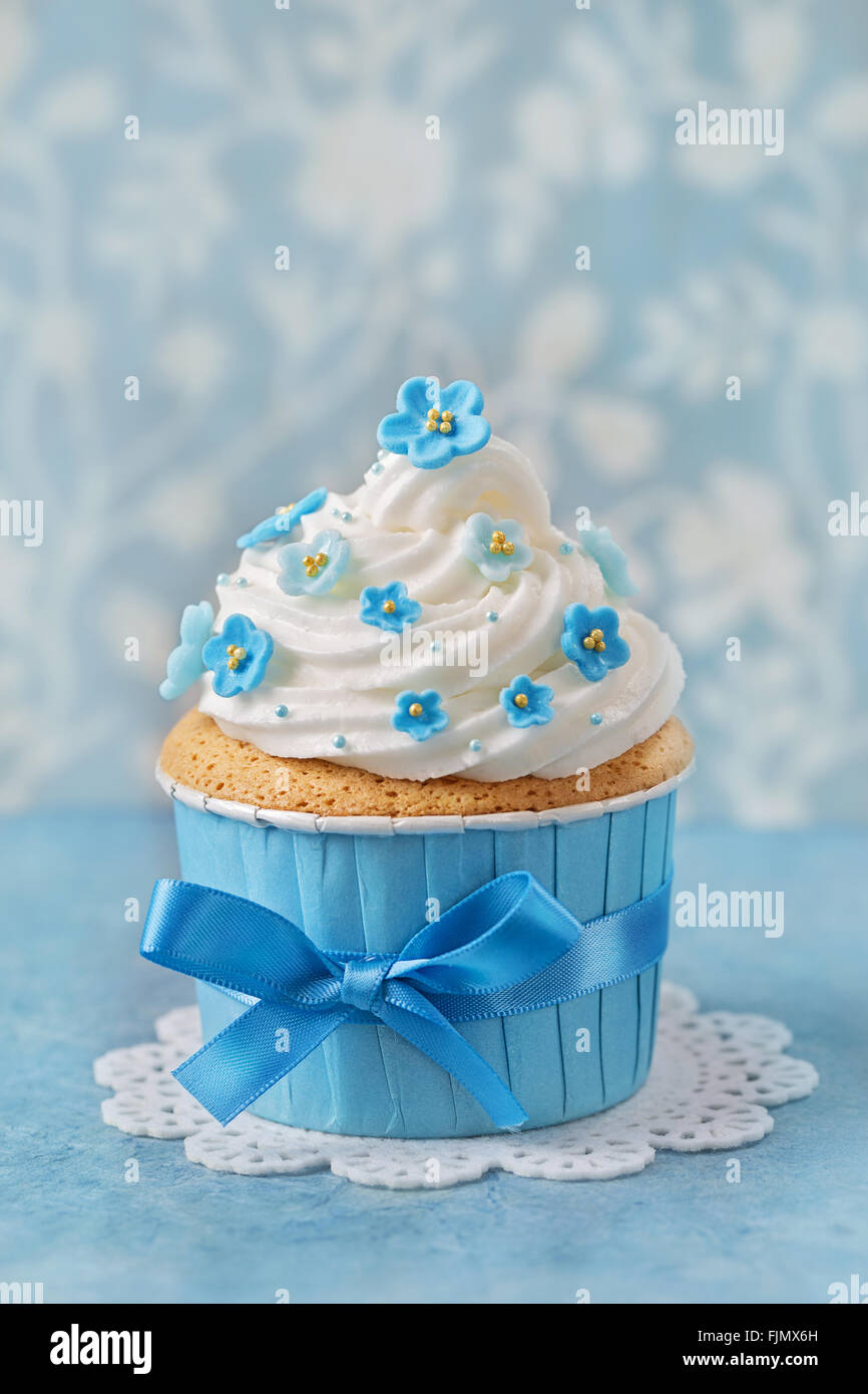 Cupcake mit blauen Vergißmeinnnicht Blumen Stockfoto