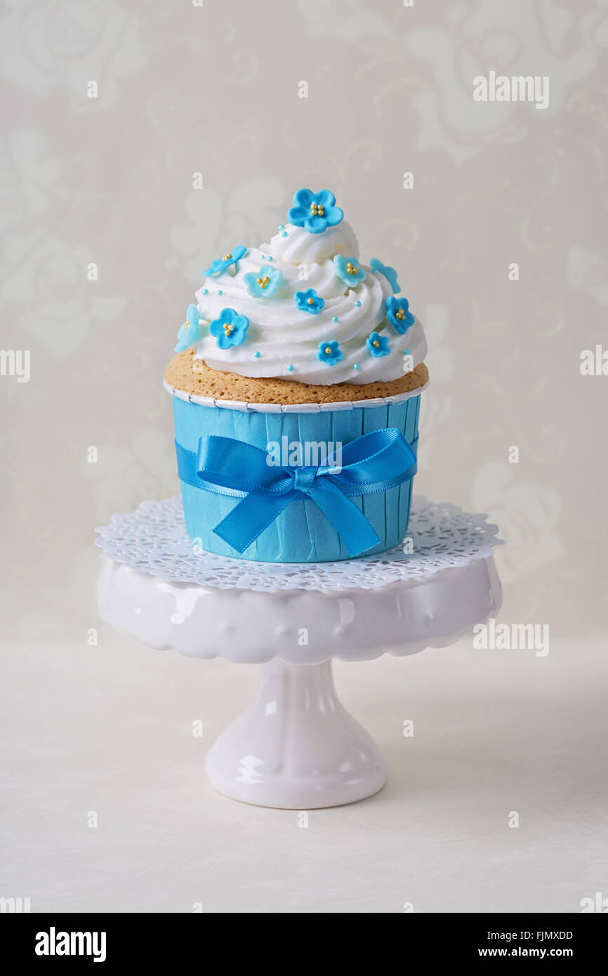 Cupcake mit blauen Vergißmeinnnicht Blumen Stockfoto