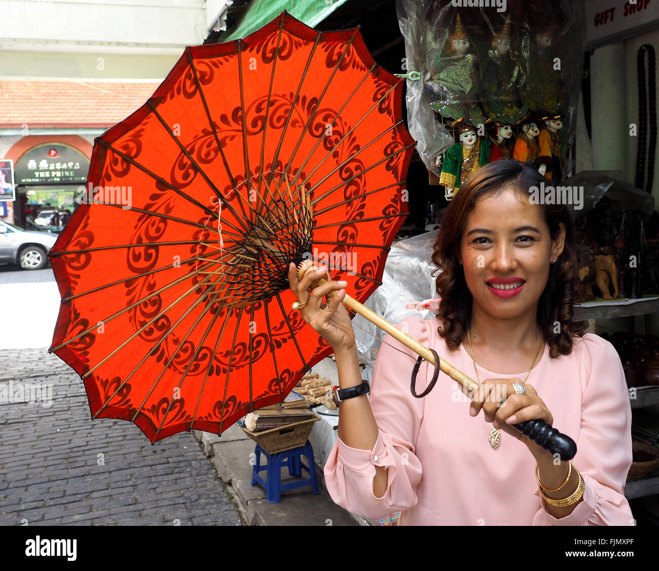 Frau mit einem Bambus und Papier Sonnenschirm oder Sonnensegel in Yangon, Myanmar Stockfoto