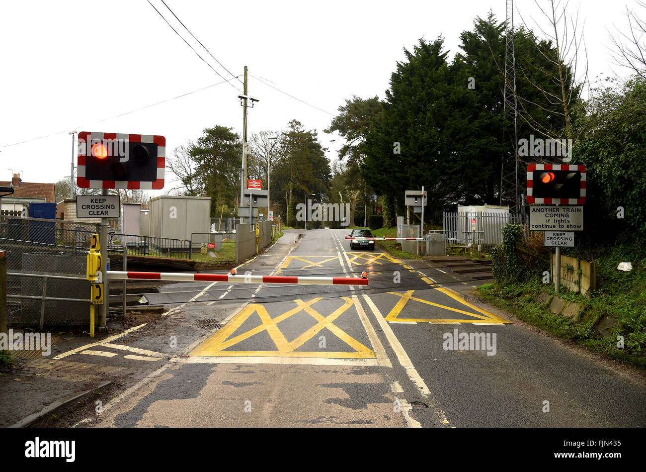 Eisenbahn Bahnübergang Schranken über Straße, England, UK Stockfoto