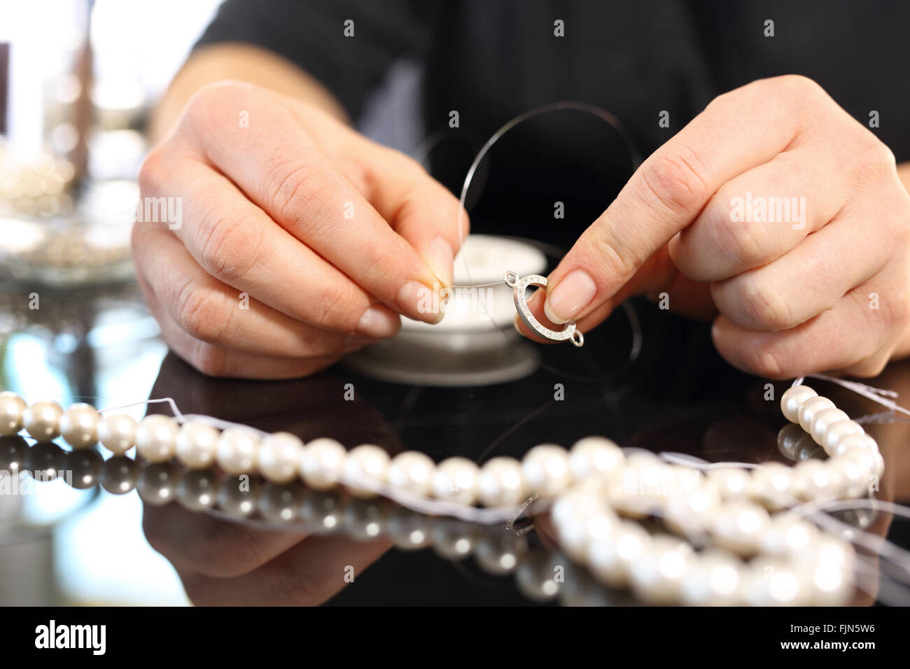 Workshop Schmuck, Schmuck mit Perlen zu schaffen. Perlen, Perlen. Gewindeschneiden Perlen Perlenkette Stockfoto