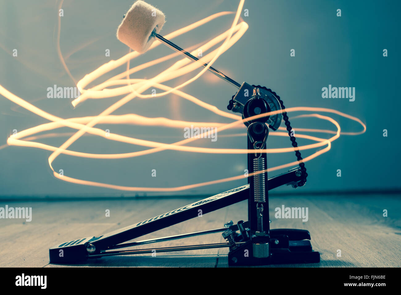 Drum Pedal am Boden mit Strudel aus Licht umgibt. Stockfoto