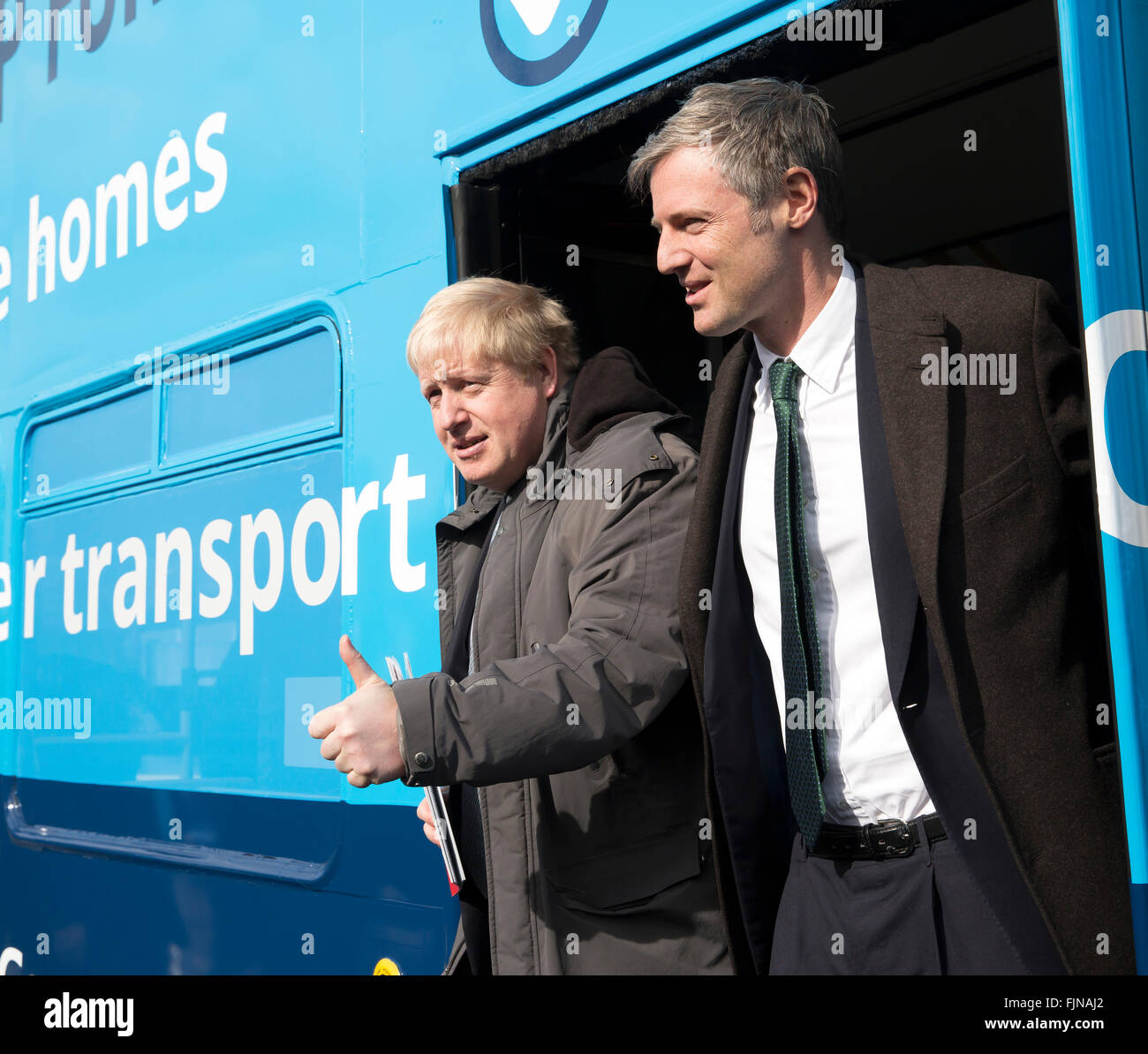 Sidcup, UK. 3. März 2016.Zac Goldschmied, Bürgermeisterkandidat und aktuelle Bürgermeister von London, Boris Johnson gibt den Daumen nach oben Zeichen während einer Kampagne in Sidcup London Borough of Bexley Credit: Keith Larby/Alamy Live News Stockfoto