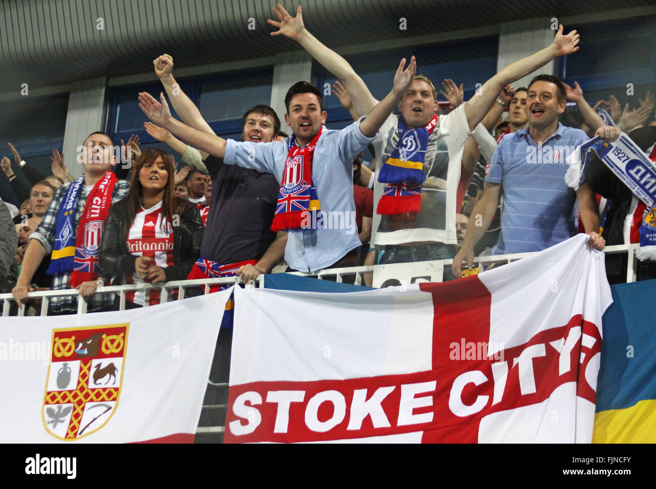 Kiew, UKRAINE - 15. September 2011: FC Stoke City Fans zeigen ihre Unterstützung während der UEFA Europa League Spiel gegen FC Dynamo Stockfoto