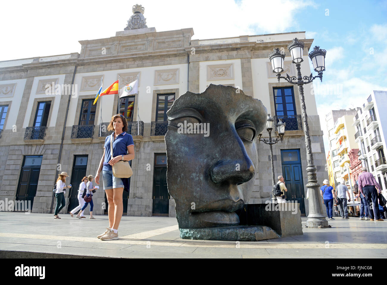 Skulptur eines Gesichts durch Igor Mitoraj vor Guimerá Theater, Santa Cruz De Tenerife, "Kanaren" Stockfoto