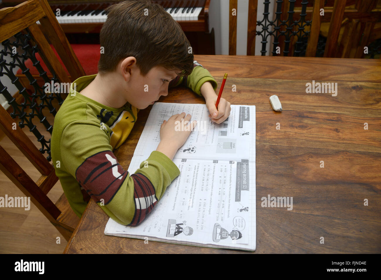 Junge macht seine Hausaufgaben, Kind zu Hause zu studieren, Hausaufgaben Stockfoto