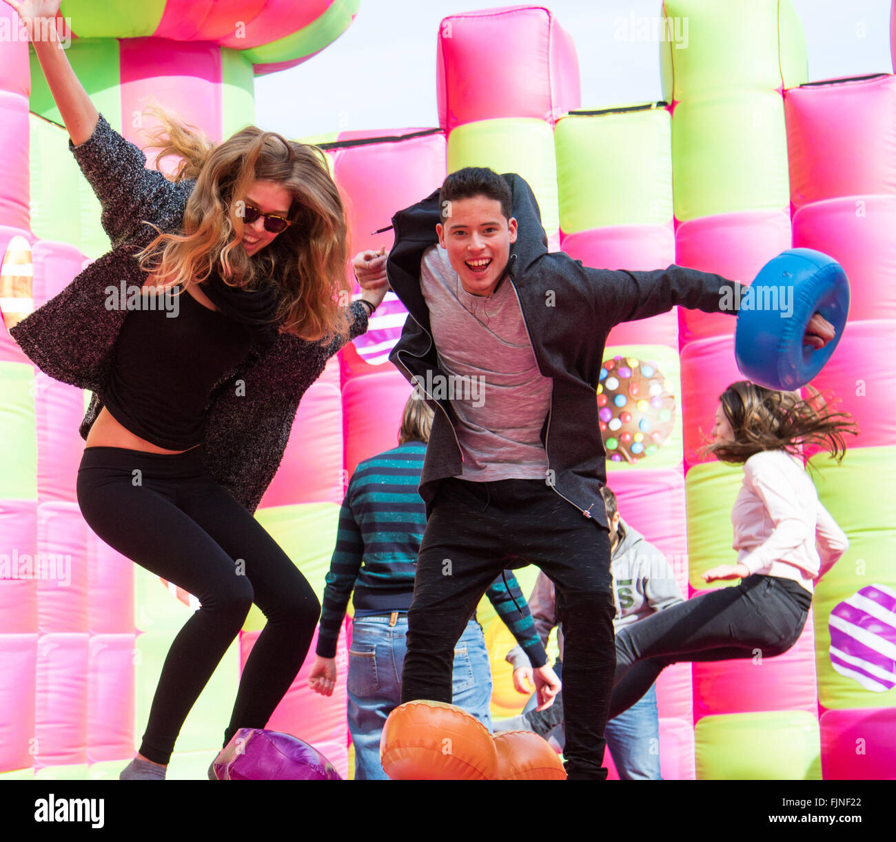 Mehr London Place, London, 3. März 2016. Bild: UCL Schüler Emma Pujol-Hodge und Diego Ospina genießen die Ausgelassenheit der Hüpfburg. Eine Gelee-Themen, nur für Erwachsene Hüpfburg, die zur Feier der Veröffentlichung von Candy Crush Jelly Saga erstellt wurde, öffnet am Londoner Southbank. Die multi-sensorische Hüpfburg speziell für Erwachsene, markiert die neueste Ausgabe der neuen Handy-Spiel Candy Crush Jelly Saga. Die Hüpfburg bringt Leben Spielelemente Gelee-Themen und werden kostenlos für die Öffentlichkeit zugänglich. Bildnachweis: Paul Davey/Alamy Live-Nachrichten Stockfoto