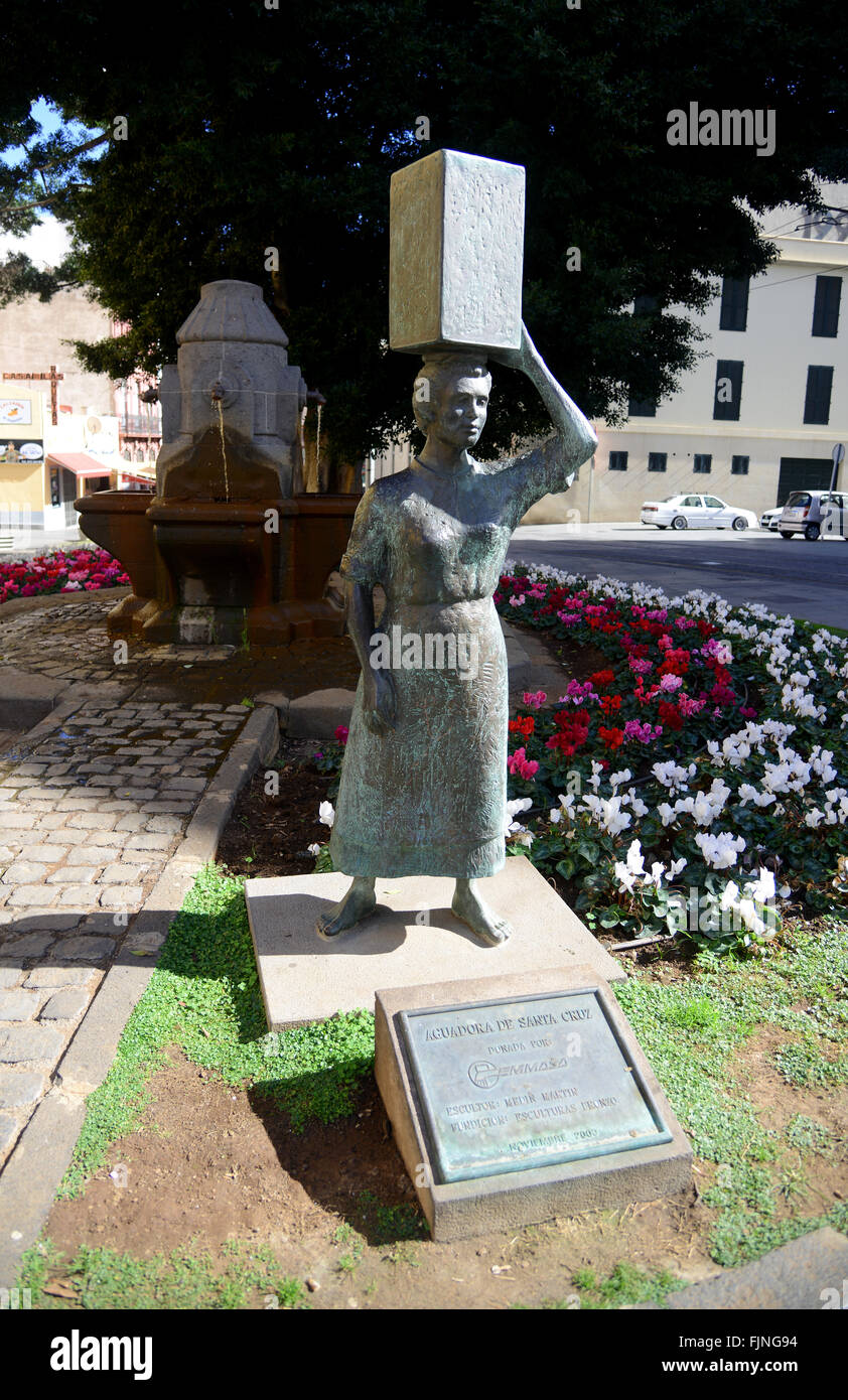 Statue einer Frau mit einem Topf auf dem Kopf. La Aguadora de Santa Cruz. Teneriffa Stockfoto