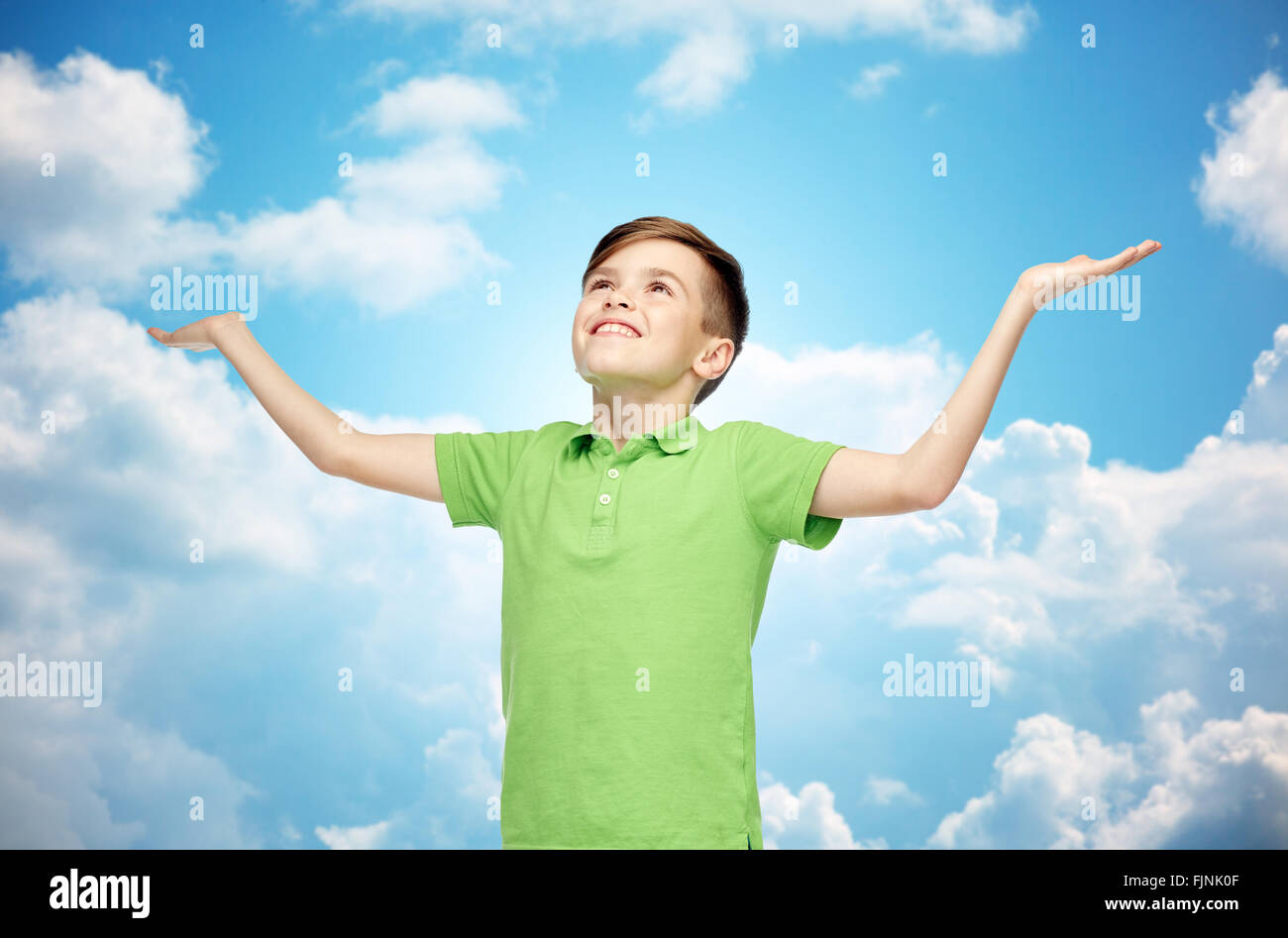 fröhlicher Junge im Polo T-shirt Anhebung Hände hoch Stockfoto