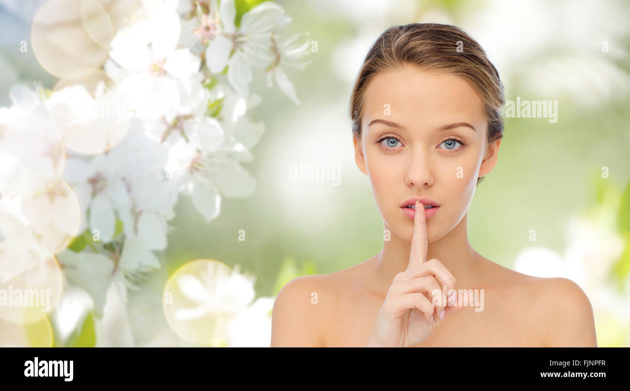 schöne junge Frau mit Finger auf die Lippen Stockfoto