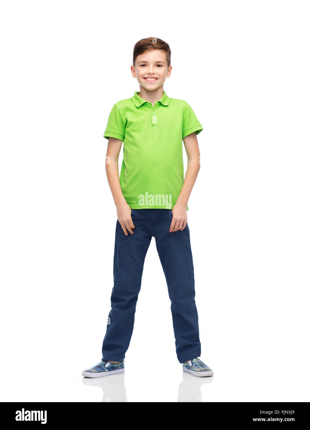 fröhlicher Junge im grünen Polo-t-Shirt Stockfoto