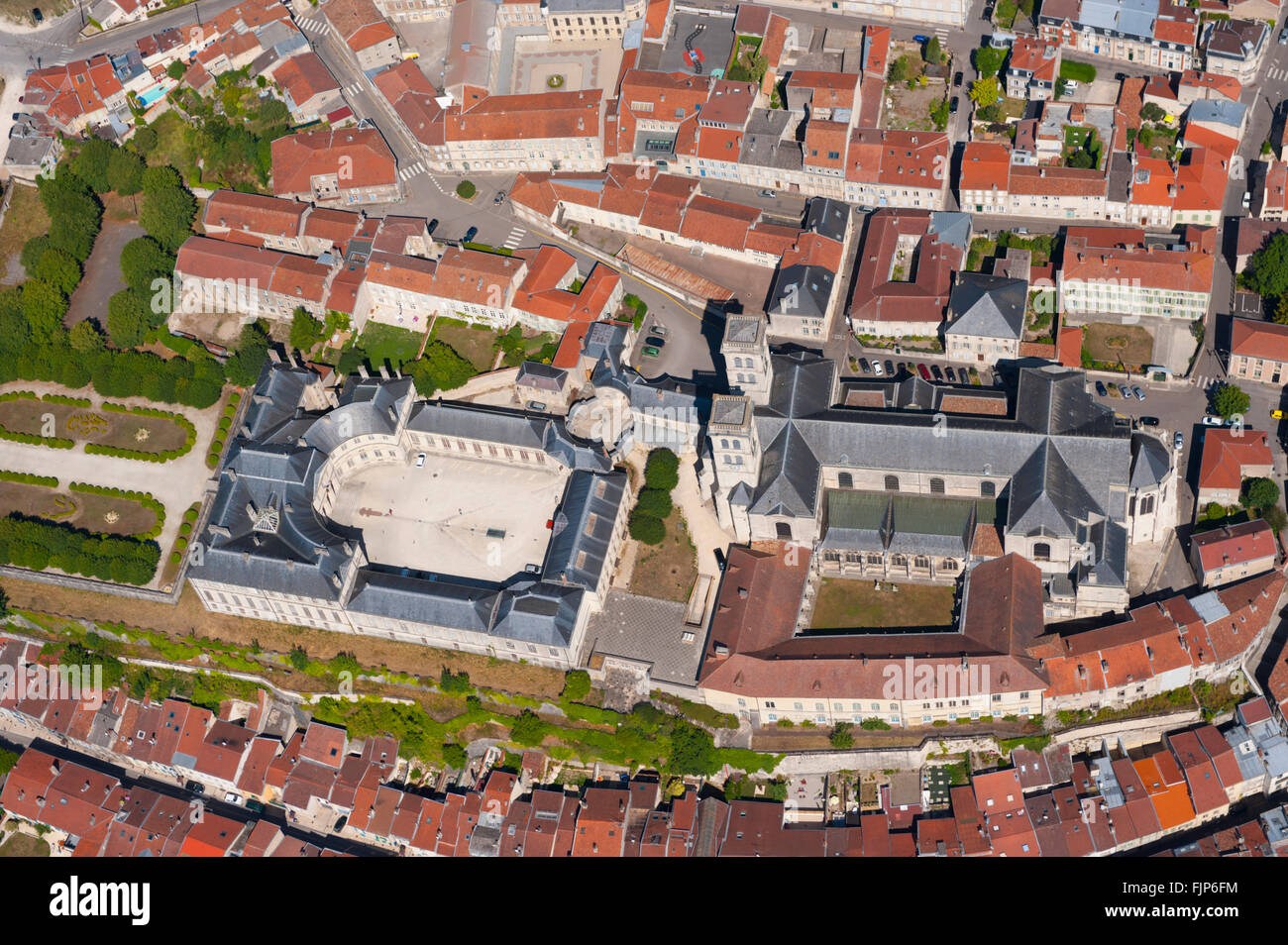 Meuse (55), Ville de Verdun, Palais Episcopale Abritant le Centre Mondial De La Paix et Cathedrale Notre Dame de Verdun (Vue Aer Stockfoto