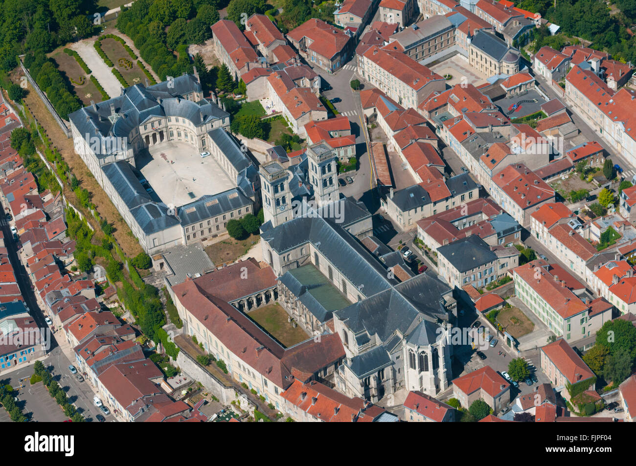 Meuse (55), Ville de Verdun, Palais Episcopale Abritant le Centre Mondial De La Paix et Cathedrale Notre Dame de Verdun (Vue Aer Stockfoto