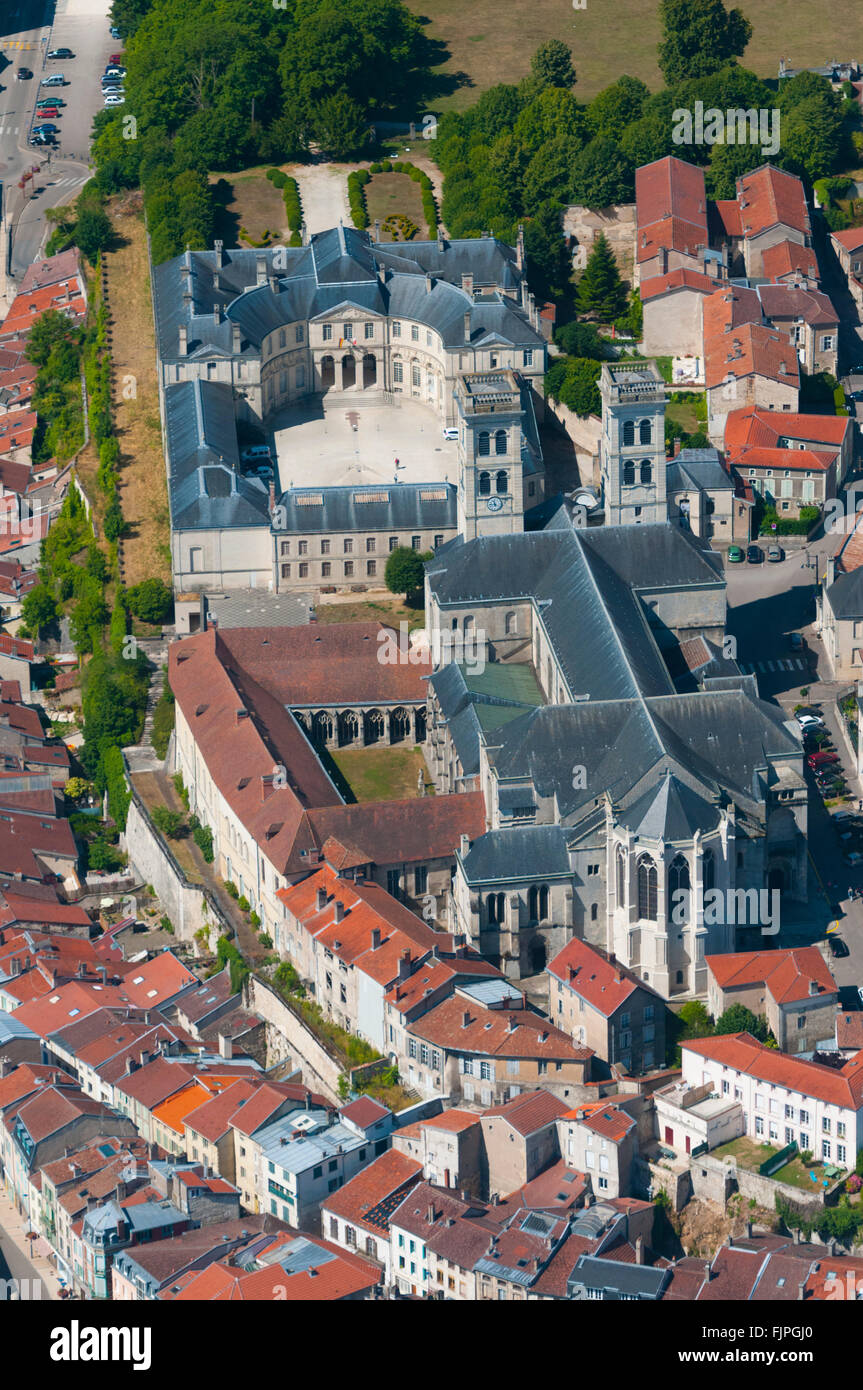 Meuse (55), Ville de Verdun, Palais Episcopale Abritant le Centre Mondial De La Paix et Cathedrale Notre Dame de Verdun (Vue Aer Stockfoto