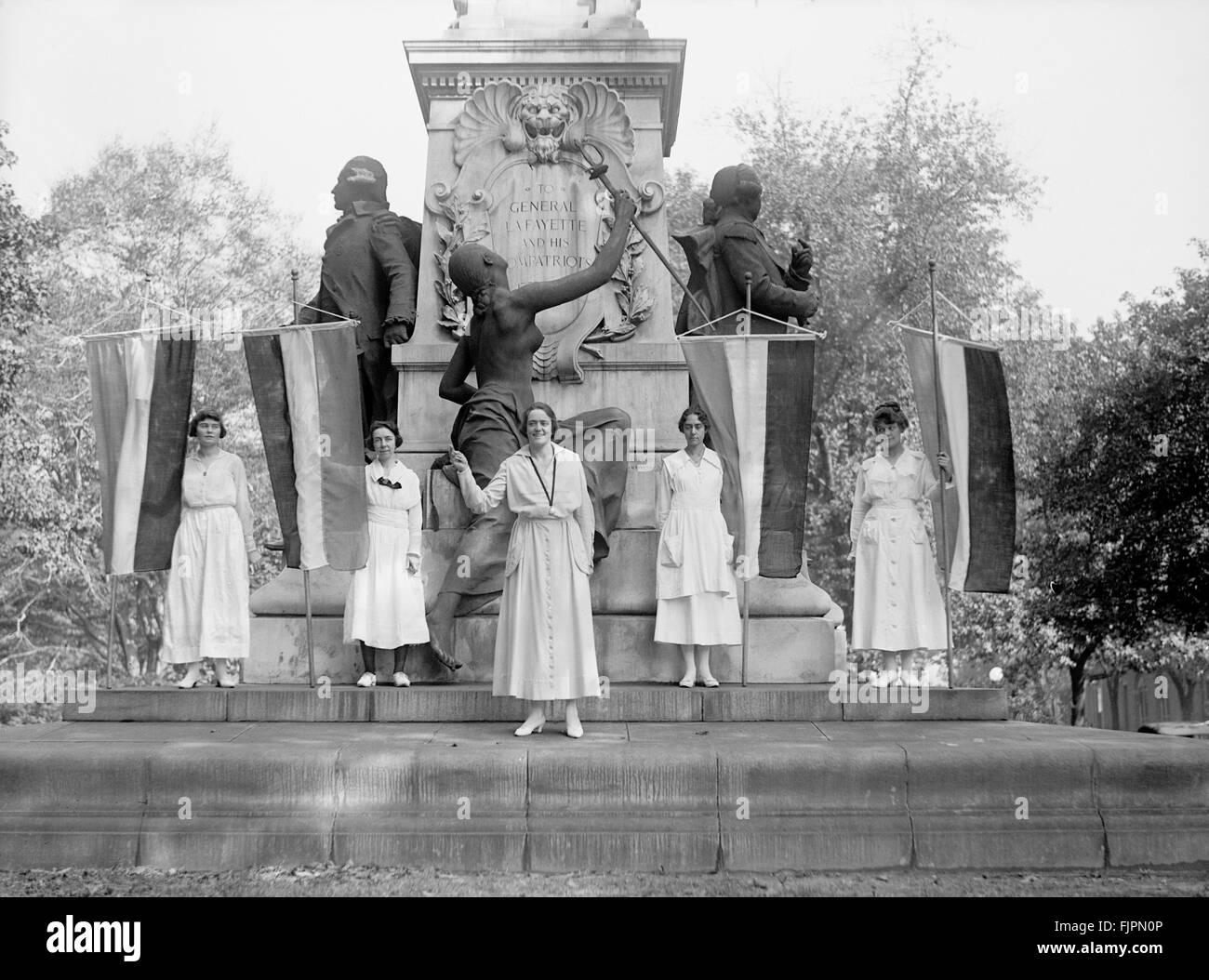 Frauenrechtlerinnen demonstrieren am Lafayette Statue, Washington DC, USA, ca. 1918 Stockfoto