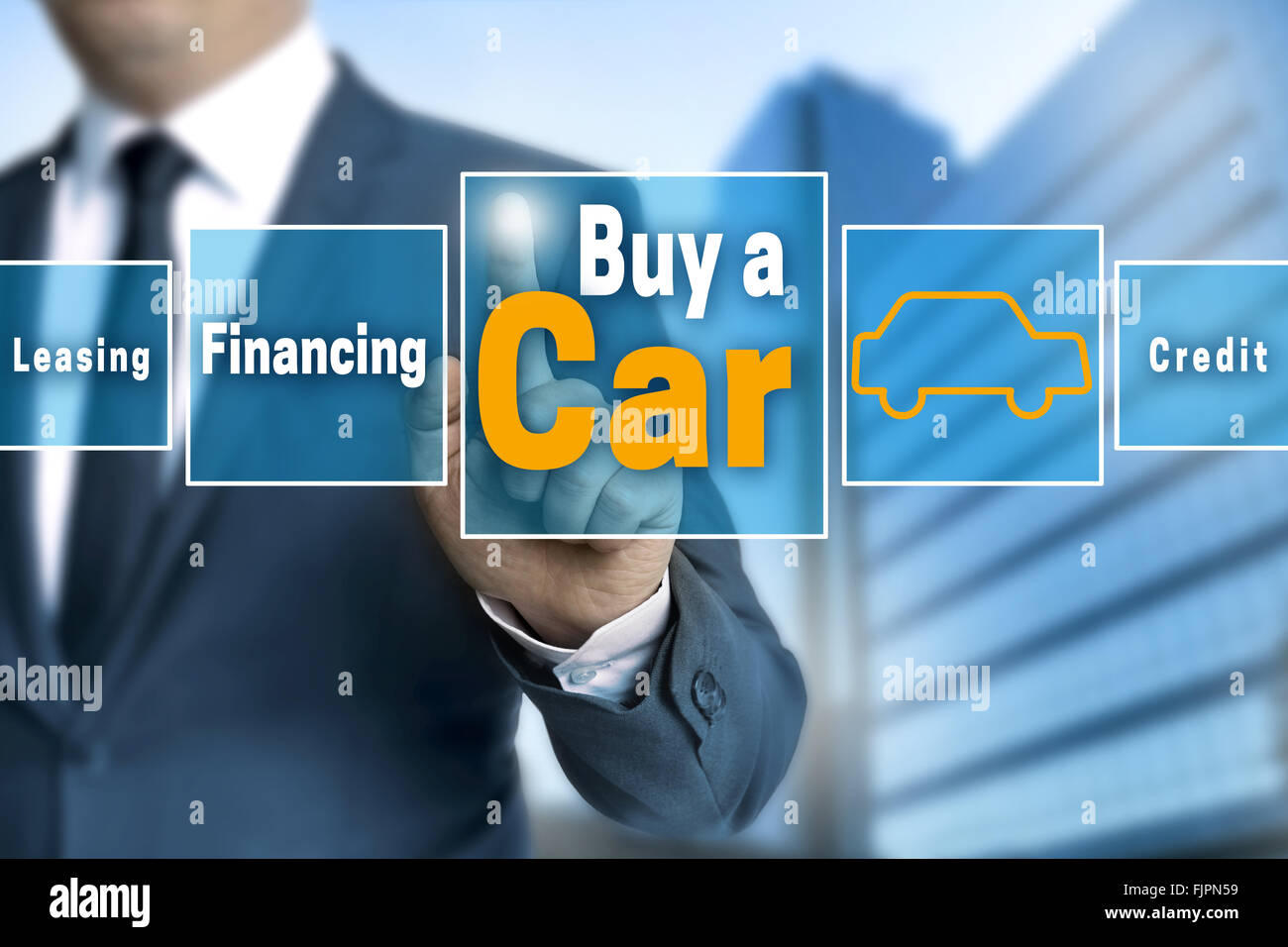 kaufen Sie ein Auto-Touchscreen von Geschäftsmann betrieben wird. Stockfoto