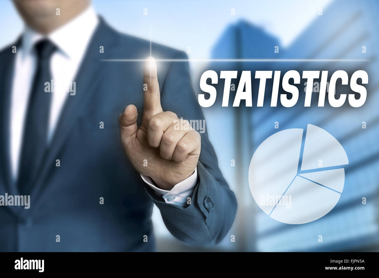 Statistik-Touchscreen gesteuert Geschäftsmann. Stockfoto