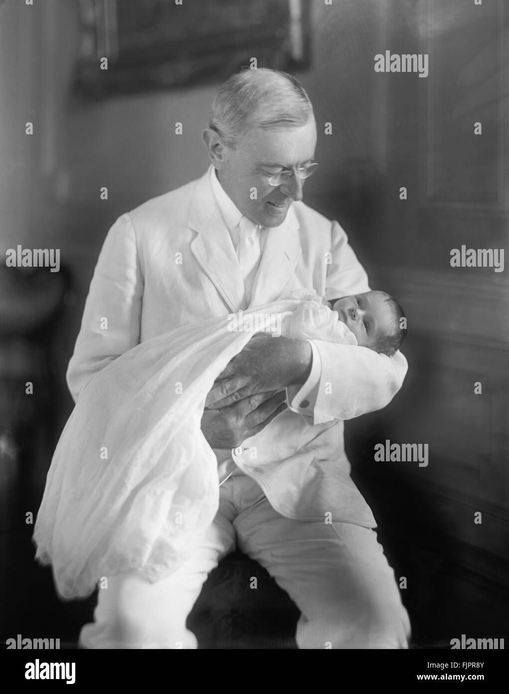 US-Präsident Woodrow Wilson hält Enkelin, Ellen Wilson McAdoo, Porträt, um 1915 Stockfoto