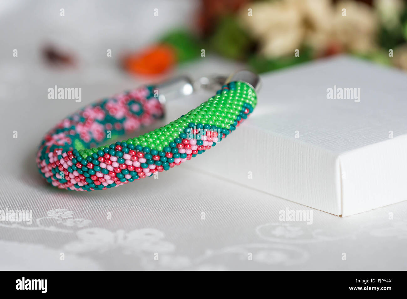 Perlen Hakeln Armband Mit Floralem Muster Stockfotografie Alamy