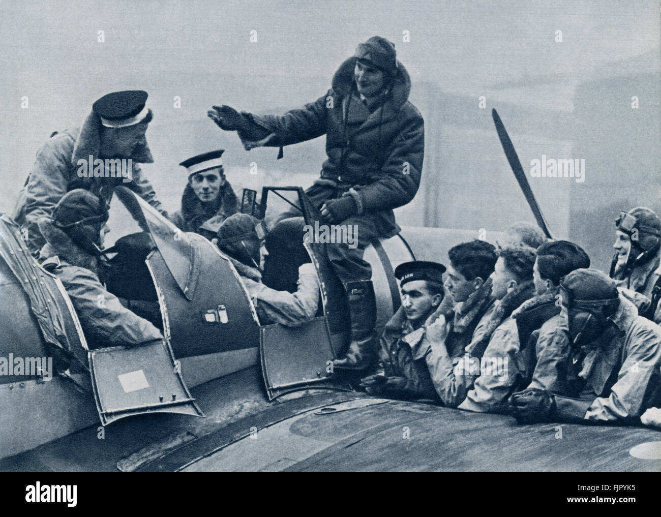 Luft-Kadetten, C.  1940 in ein Trainingscamp der Luftwaffe WWII.  Lehrer sitzt auf der Motorhaube des Kampfflugzeugs lehrt New Zealand Kadetten. Stockfoto