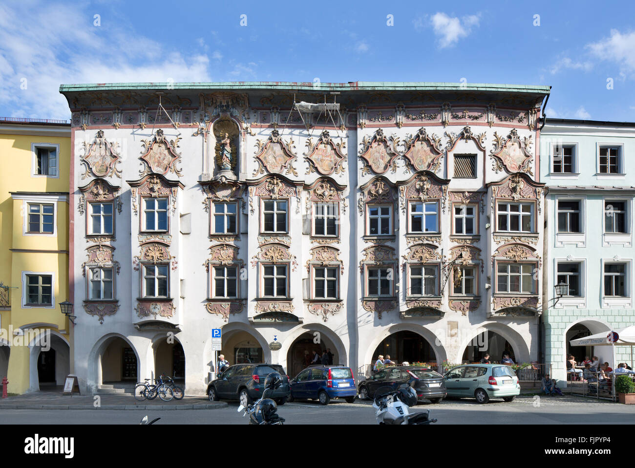 Rokokofassade von Kernhaus aus dem Jahre 1740 mit Arkaden, Marienplatz, Altstadt, Wasserburg am Inn, Oberbayern Stockfoto