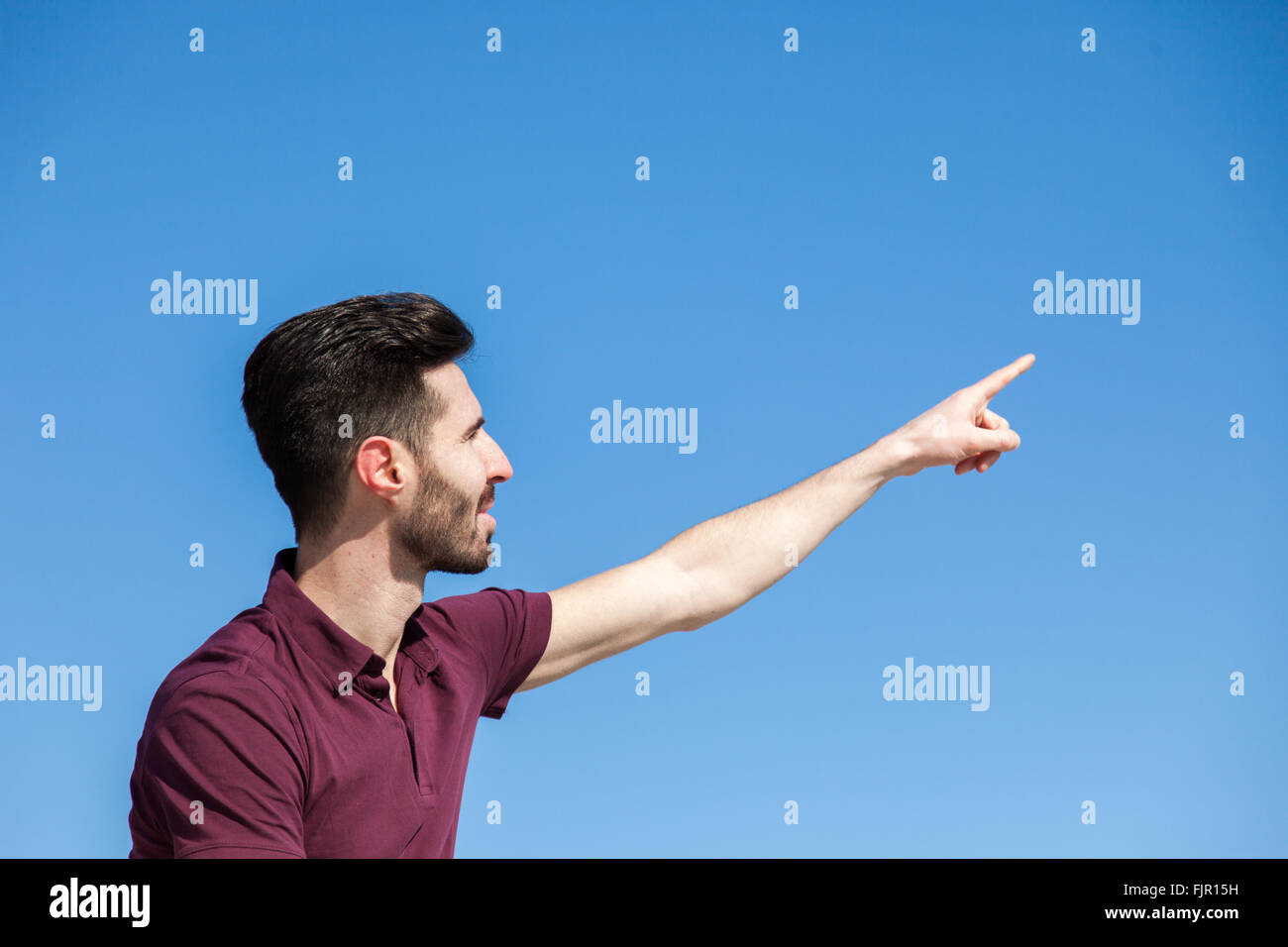 Attraktive junge Mann zeigte mit finger Stockfoto