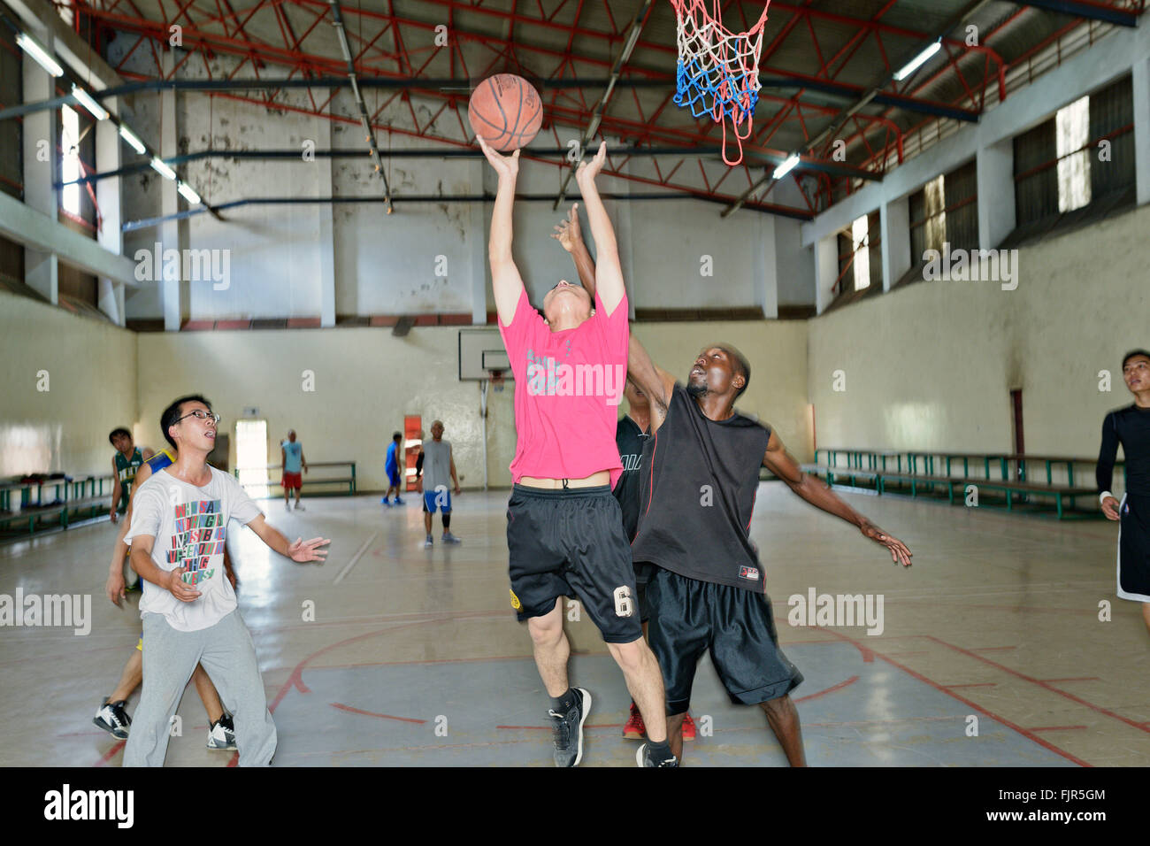 Chinesen und Afrikaner spielen Basketball in Lusaka, der Hauptstadt von Sambia. Stockfoto