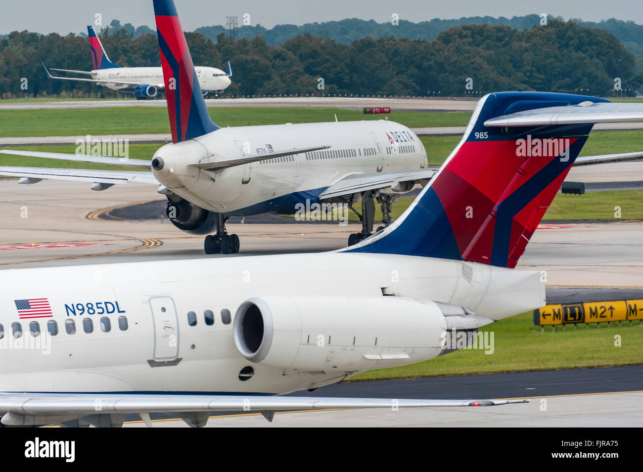 Delta Airlines Jets taxi für Start und Landung am internationalen Flughafen Hartsfield-Jackson Atlanta in Atlanta, Georgia. (USA) Stockfoto