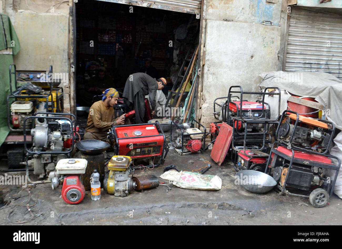 Elektrische Generatoren werden als die Nachfrage der Generator steigt aufgrund der massiven Strom Lastabwurf, in Quetta auf Donnerstag, 3. März 2016 auf Werkstatt repariert. Stockfoto