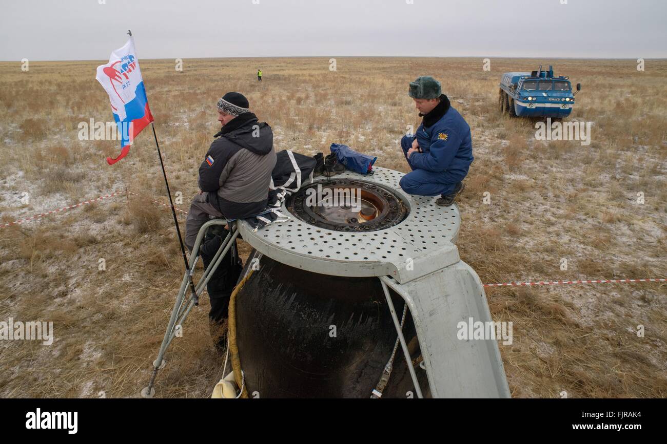 Russische Such- und Rettungsdienst-Teams sitzen oben auf der russischen Sojus TMA - 18 M-Sonde, nachdem die Crew am Landeplatz 2. März 2016 in Zhezkazgan, Kasachstan extrahiert wurde. US-amerikanischer Astronaut Scott Kelly kehrte mit Besatzung Mate Kosmonaut Mikhail Kornienko nach Abschluss einer internationalen Raumstation Rekord einjährigen Mission zusammen mit anderen Kosmonaut Sergej Wolkow, der sechs Monate auf der Station verbracht. Stockfoto