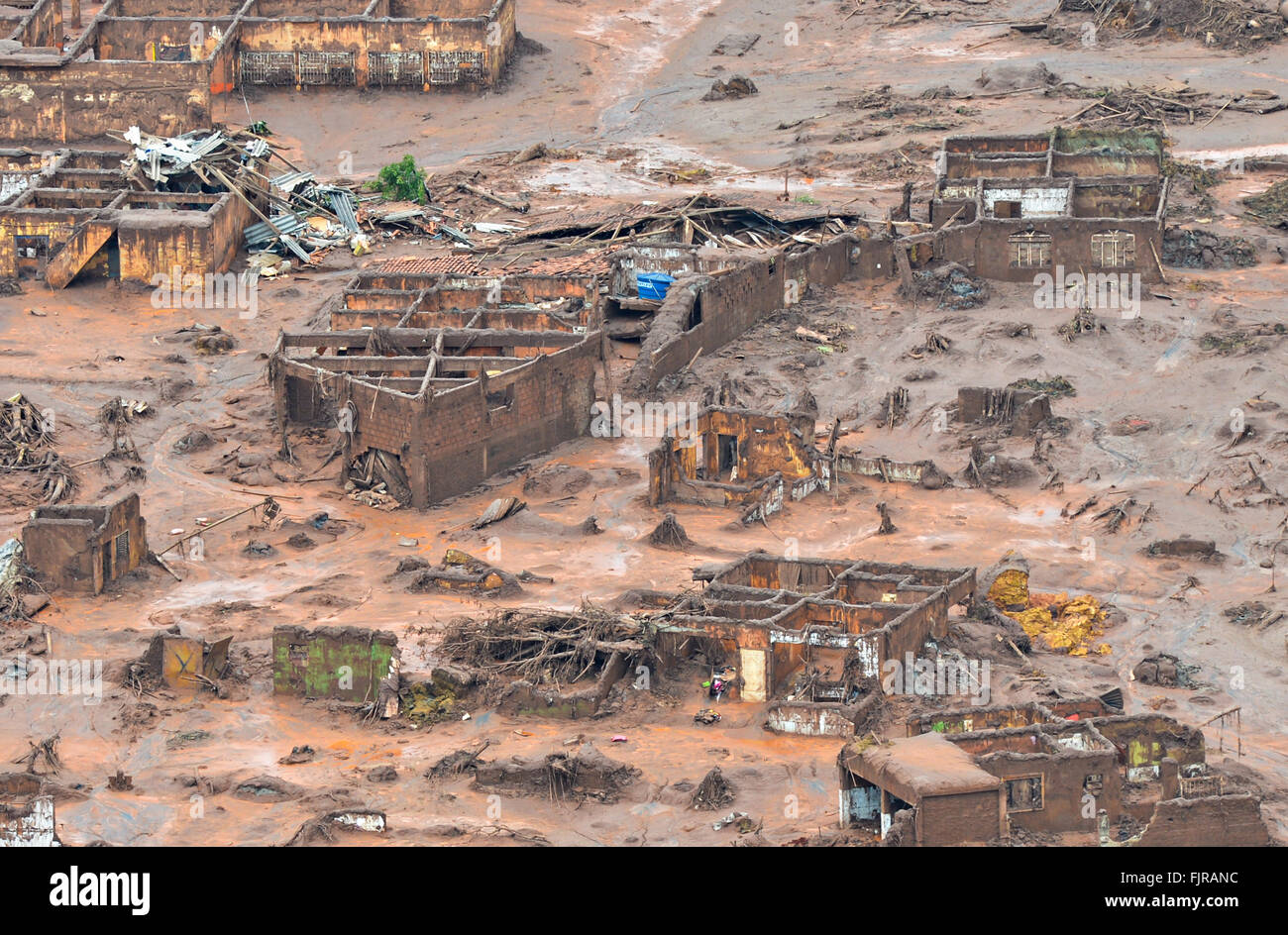 Die Luftaufnahme zeigt Schlamm für die Stadt Mariana im brasilianischen Bundesstaat Minas Gerais nach dam Pause wasserhaltigen Bergbau Waster 7. November 2015. Die Samarco Eisenerz-mine durchbrach der Fundao Damm verschmutzen Gewässer in zwei Staaten, verheerenden Tierwelt und mindestens 17 Menschen getötet. Stockfoto