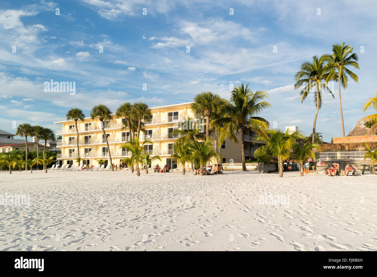 Hotel und Menschen am Strand von Fort Myers Beach auf Estero Island an der Westküste von Florida, USA Stockfoto