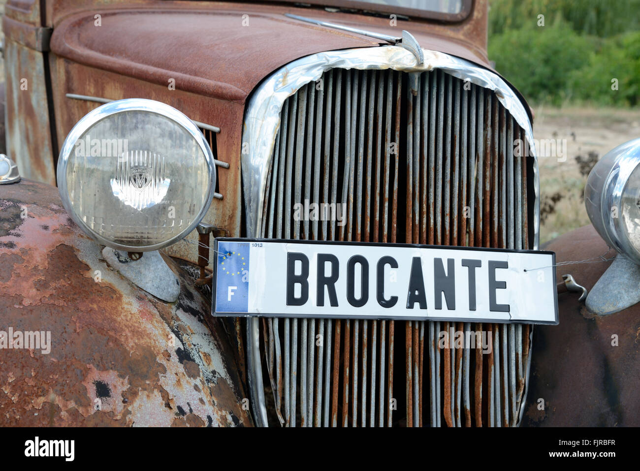 Alte rostige Kfz-Heizteile stockfoto. Bild von aluminium - 254819630