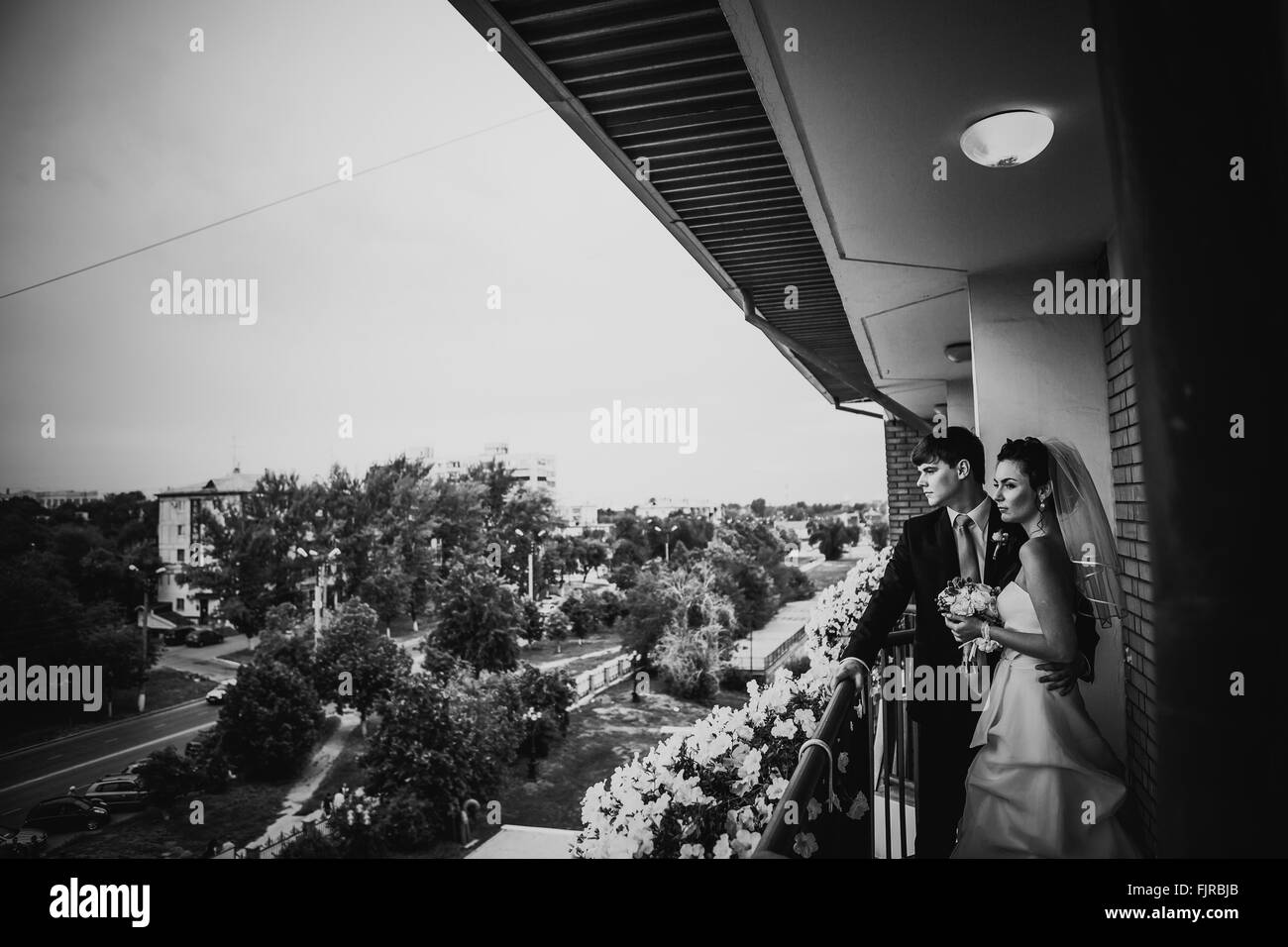 Schwarz weiß Fotografie schöne stehen junge Paar auf dem Balkon Stockfoto