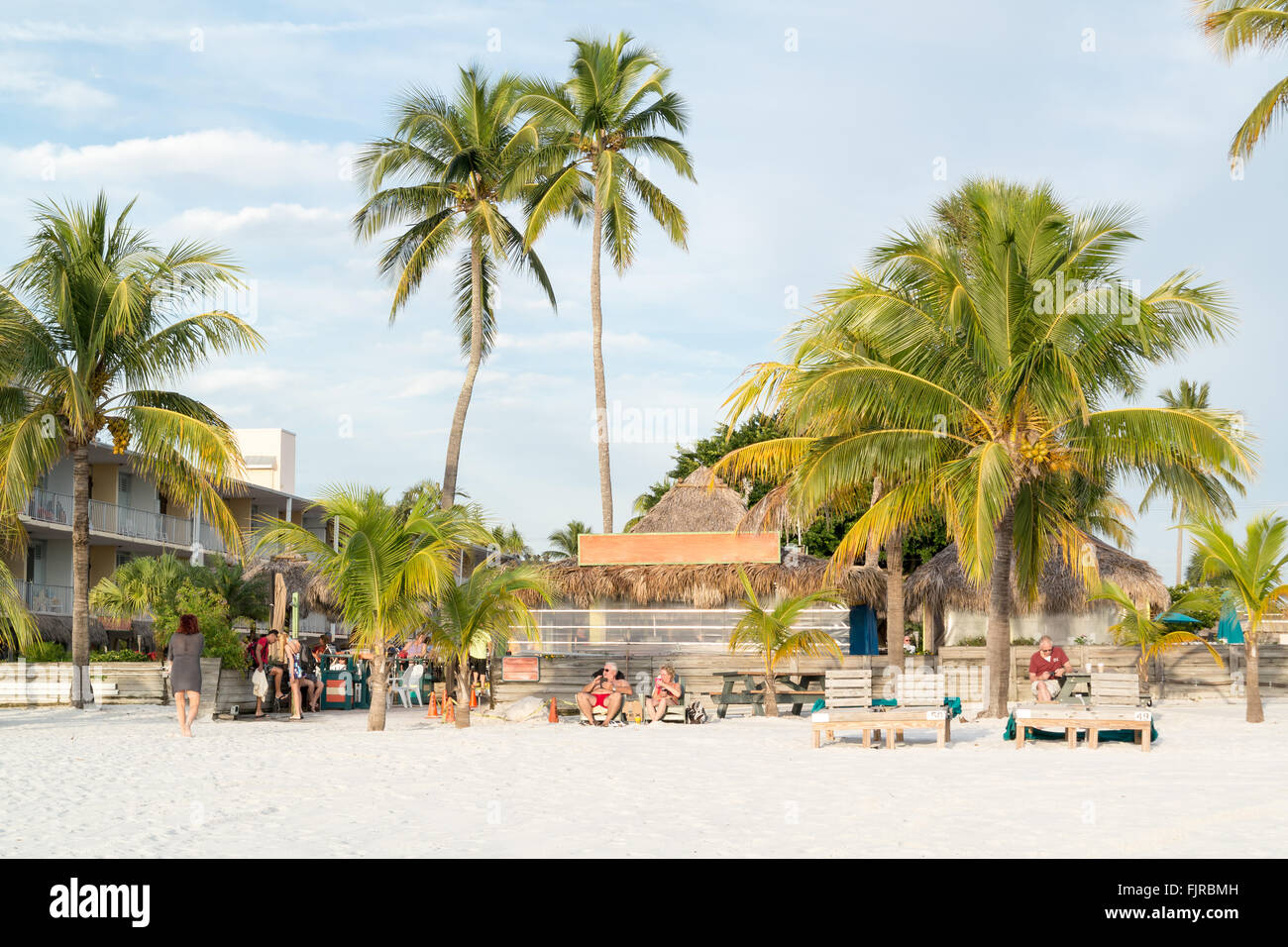 Hotel und Menschen am Strand von Fort Myers Beach auf Estero Island an der Westküste von Florida, USA Stockfoto
