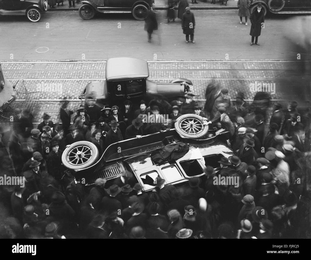 Menge um umgestürzte Automobil, USA, ca. 1920 Stockfoto