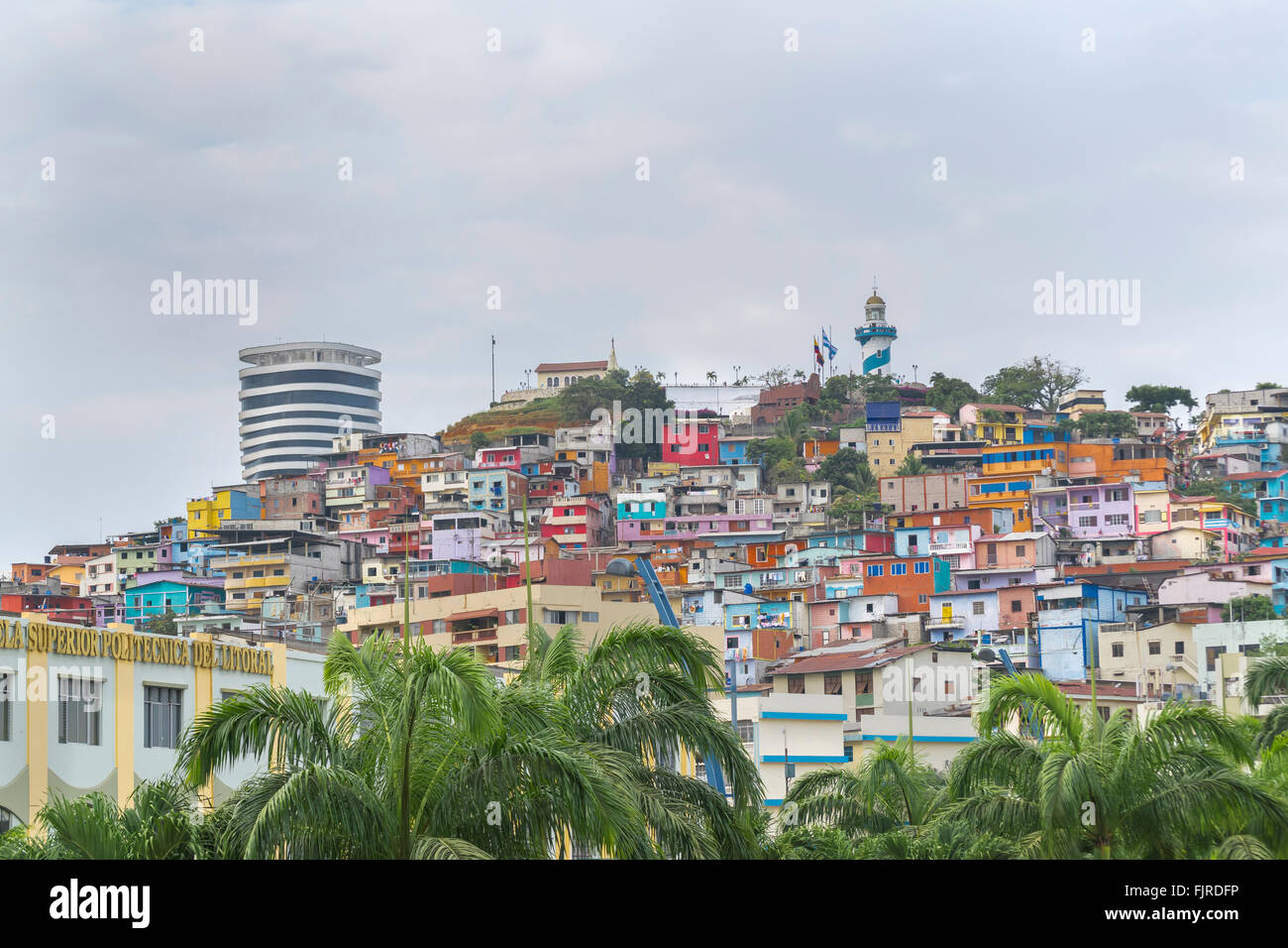 Niedrigen Winkel Blick auf malerische farbigen ärmlichen Häusern an der Spitze eines Hügels am Cerro Santa Ana in Guayaquil, Ecuador. Stockfoto