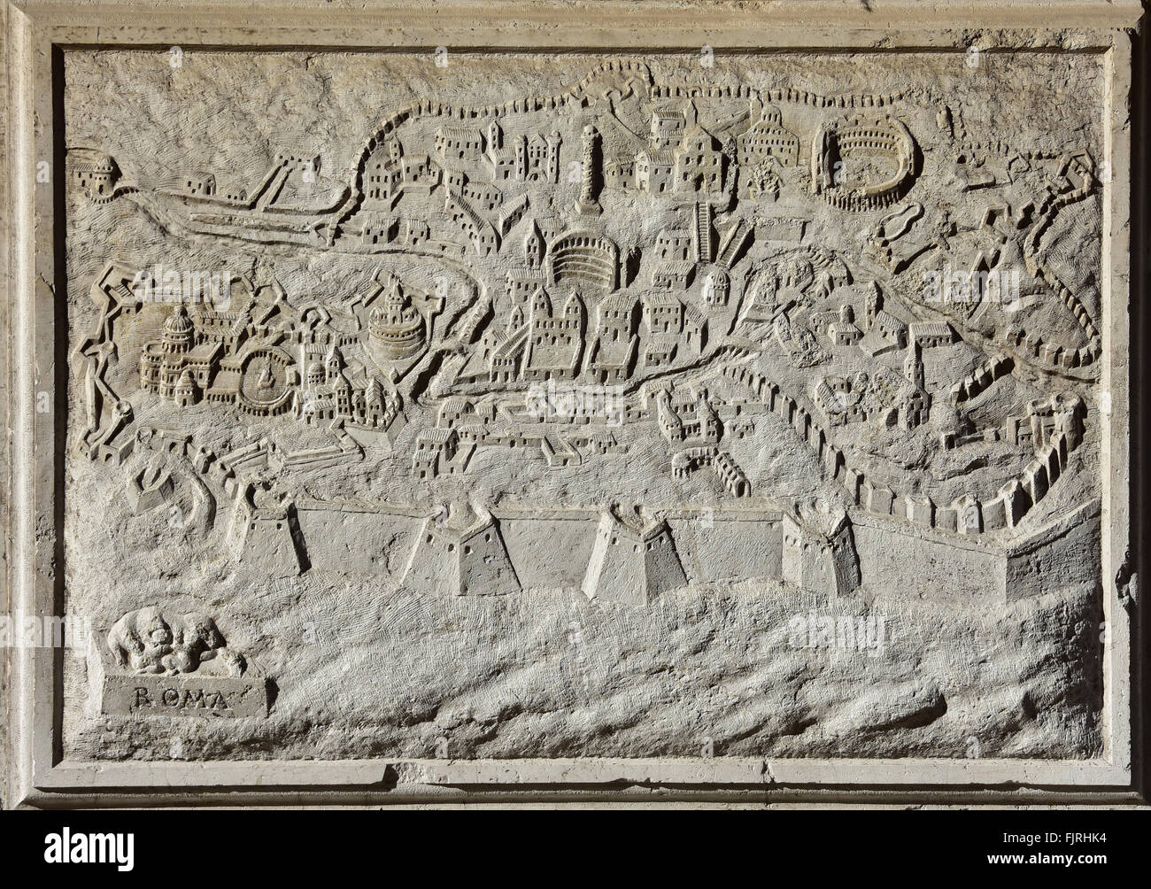 Stein-Panel mit einer alten Karte von Rom aus Fassade der Kirche Santa Maria del Giglio in Venedig Stockfoto