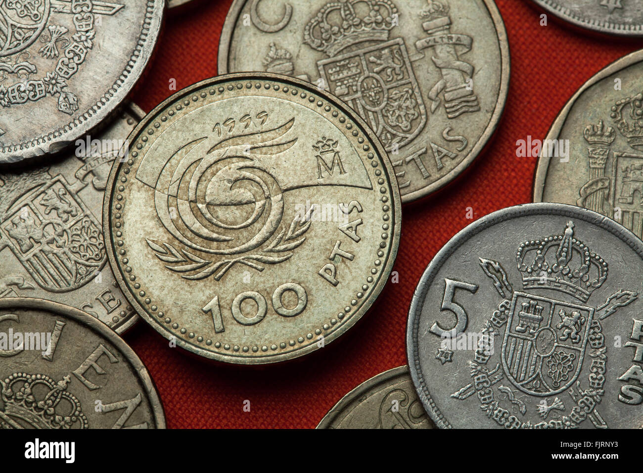 Münzen von Spanien. Emblem für 1999 internationalen Jahres der älteren Menschen, die in der spanischen 100-Peseten-Münze abgebildet (1999). Stockfoto