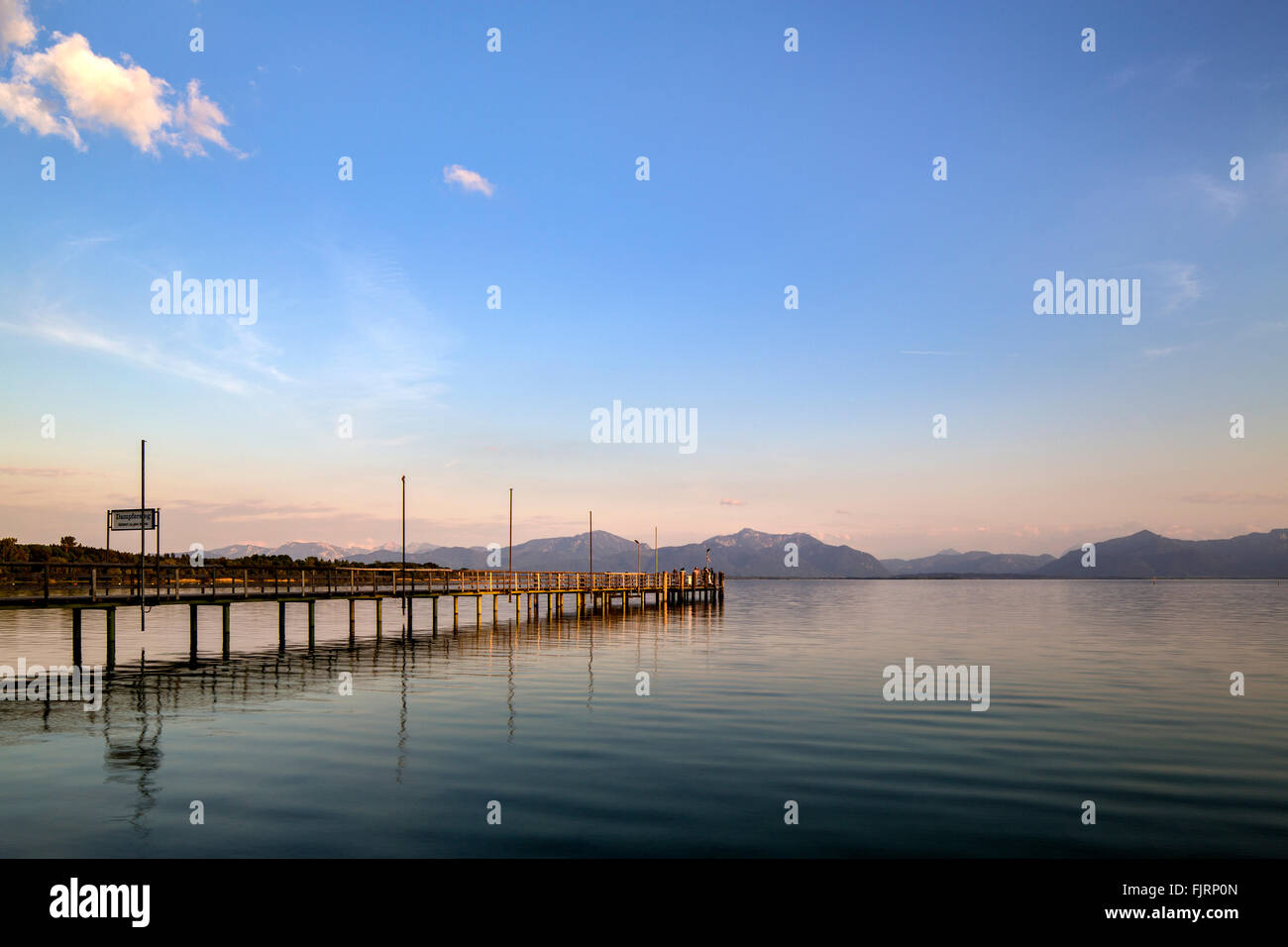 Dampfer Steg am Chiemsee See mit Blick auf die Voralpen, nördlichen Ufer in der Nähe von Seebruck, Chiemgau, Oberbayern Stockfoto