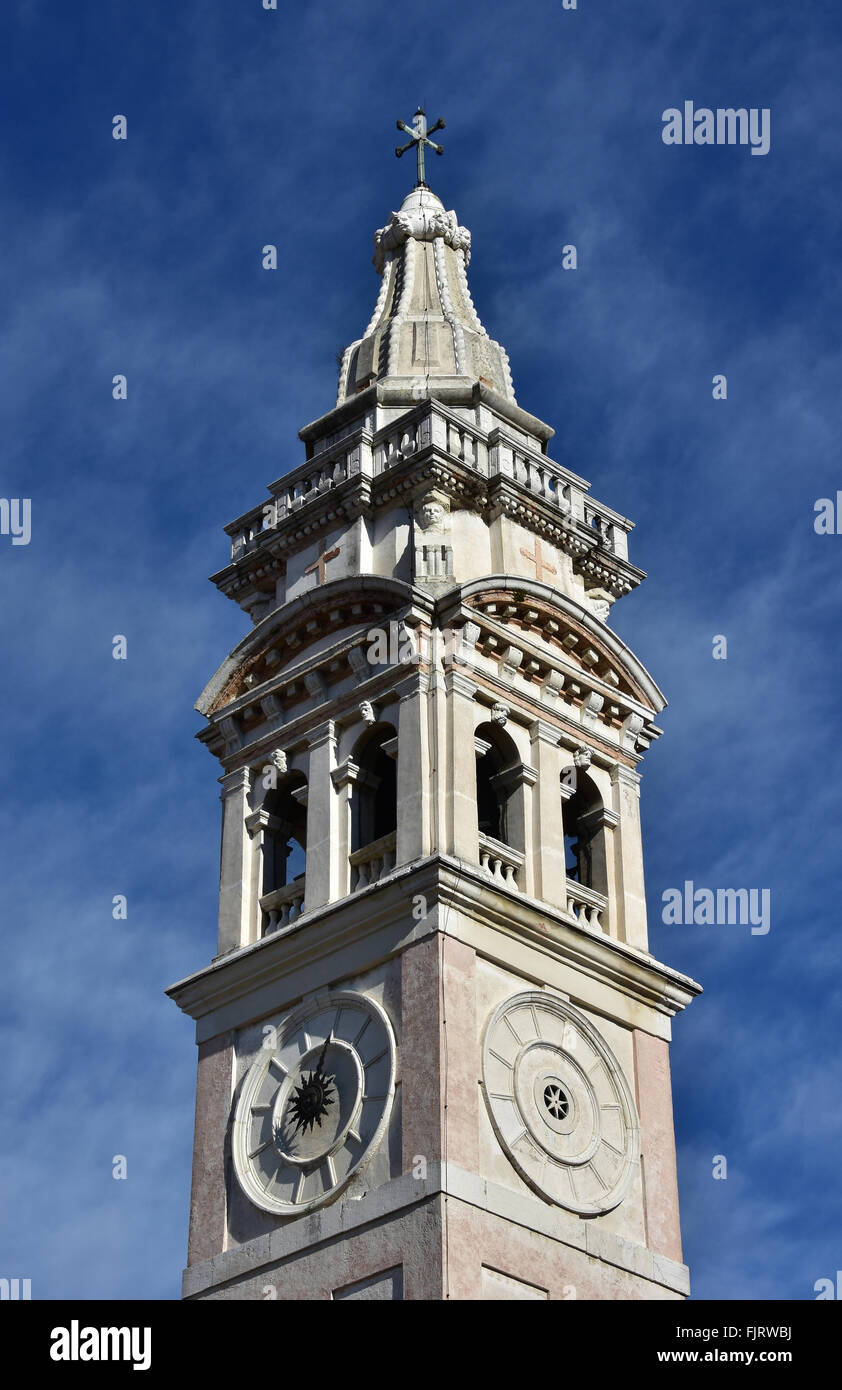 Detail von der venezianischen Kirche Santa Maria Formosa Glockenturm, in einem wunderschönen barocken Stil gebaut Stockfoto