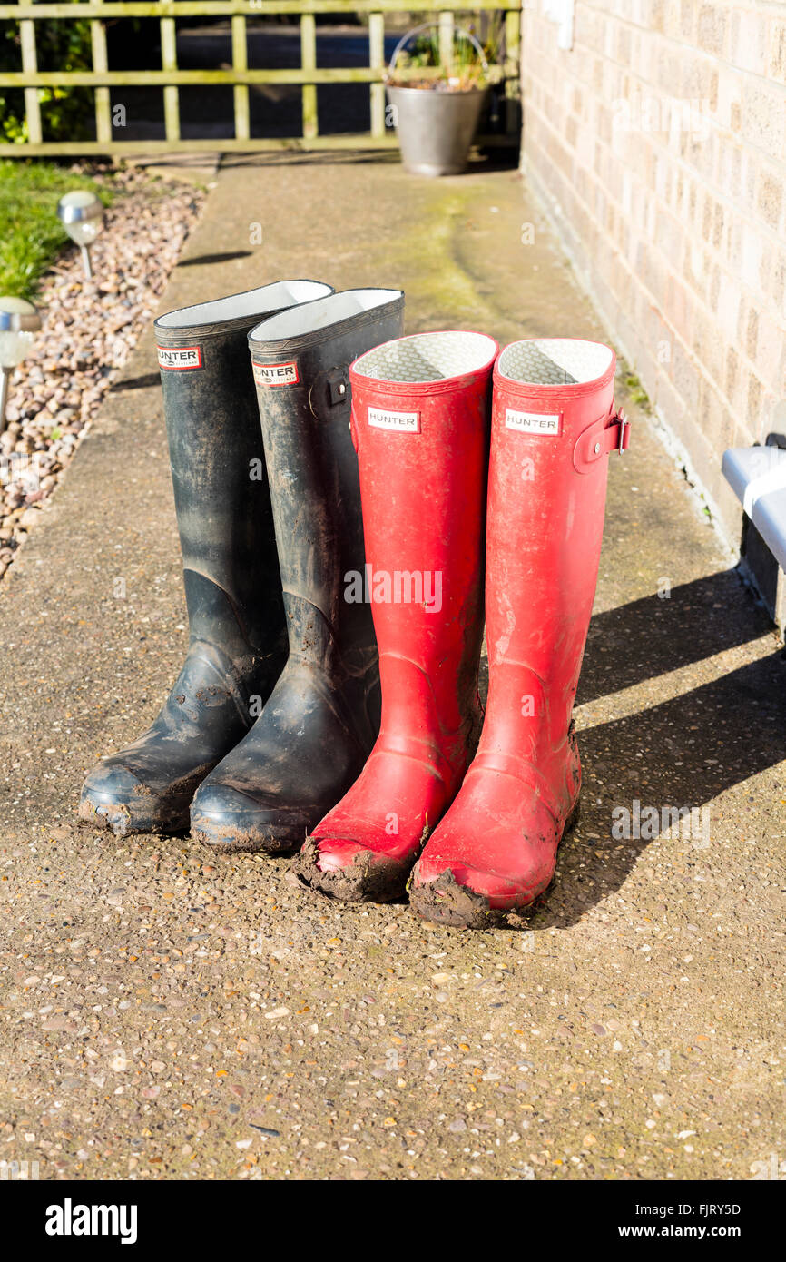 Schlammigen Stiefel Wellington Gummistiefel Wellies außerhalb Schlamm zu Fuß machen Jäger Marke Stockfoto