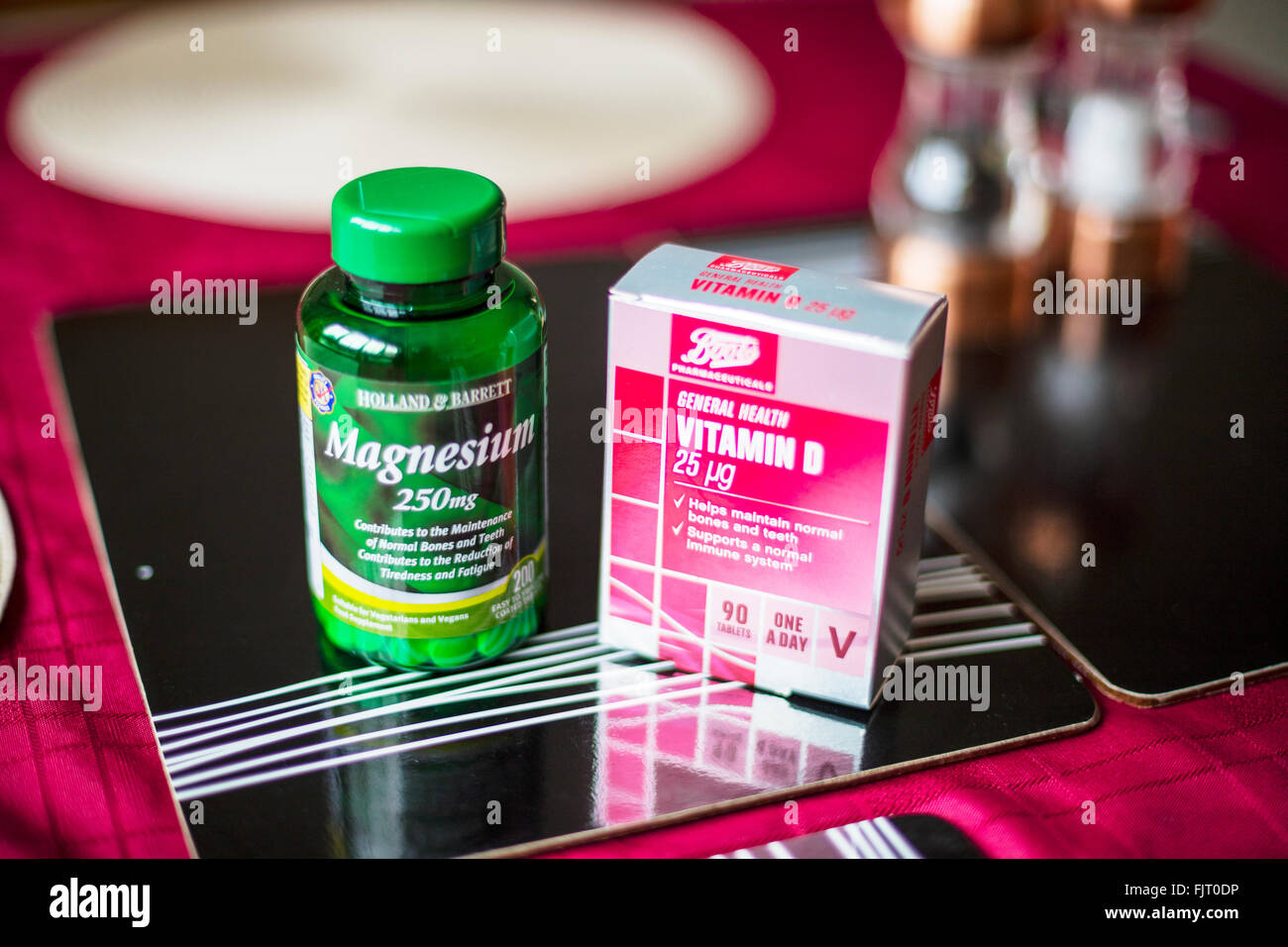 Gesundheit Tabletten Vitamin D Magnesium Ergänzungen Fitness Ergänzung IH gesund aussehen nach sich selbst Stockfoto