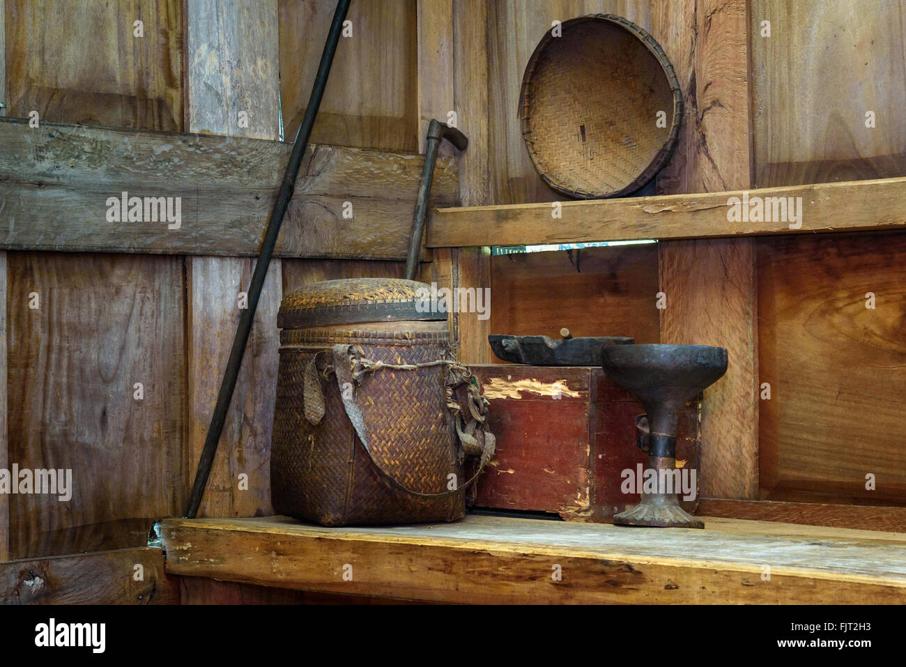 Haushaltsgegenstände im Raum Tongkonan traditionellen Hauses Stockfoto