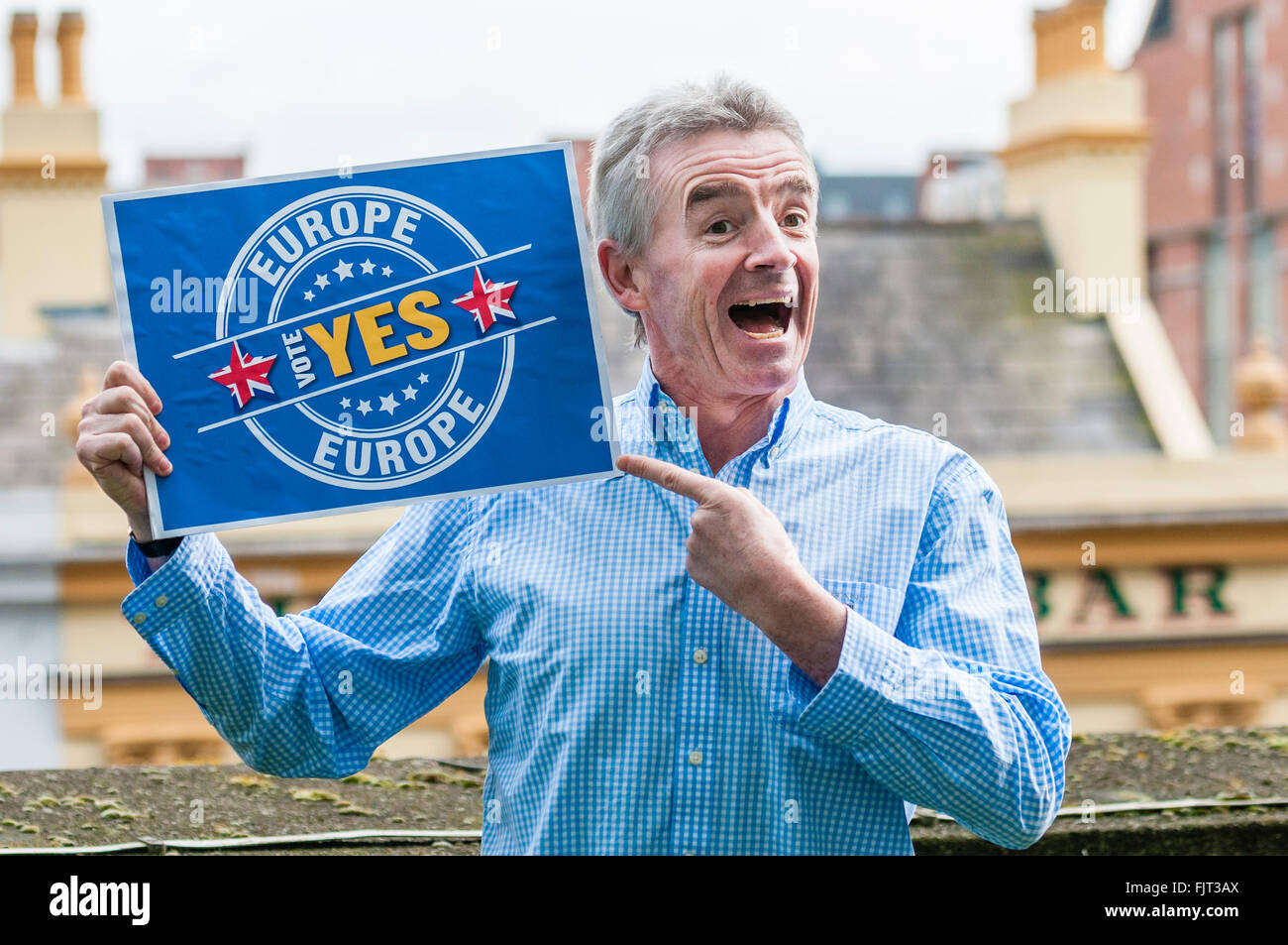 Belfast, Nordirland, Großbritannien. 3. März, 2016. Michael O'Leary hält ein Zeichen seiner Unterstützung für Großbritannien in der Europäischen Union auf einer Pressekonferenz in Belfast. Credit: Stephen Barnes/Alamy leben Nachrichten Stockfoto