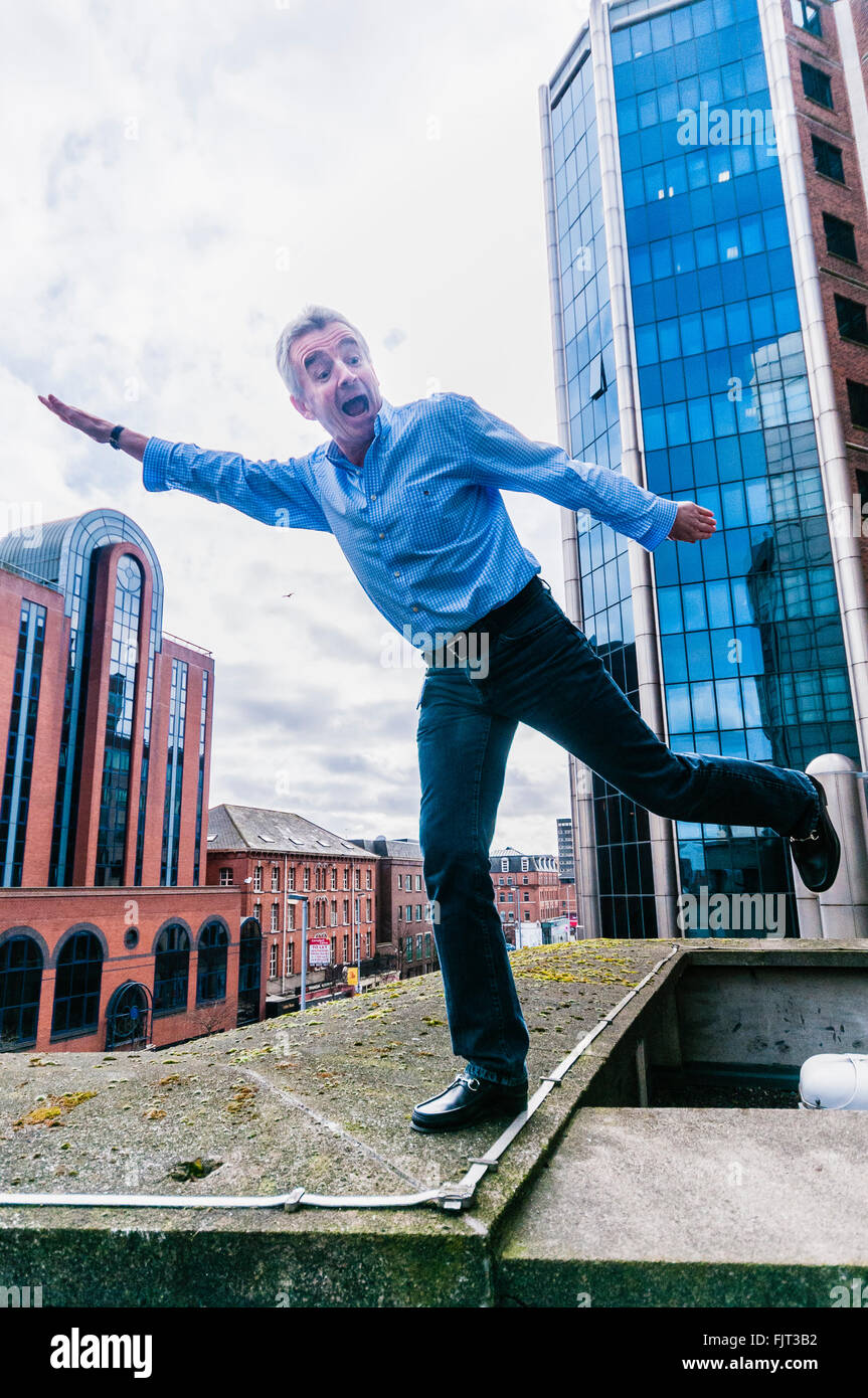 Belfast, Nordirland, Vereinigtes Königreich. 3. März 2016. Michael O'Leary vorgibt, während einer Pressekonferenz vom Dach des Hotel Europa fliegen. Bildnachweis: Stephen Barnes/Alamy Live-Nachrichten Stockfoto