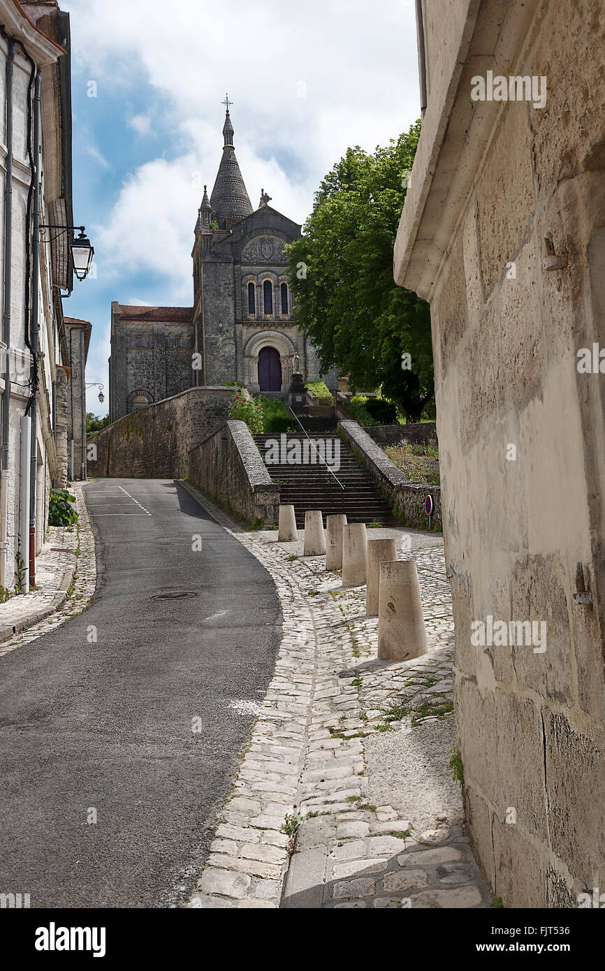 Straße führt Sie zur Kirche in der Ferne an diesem ruhigen Ort der Ville Bois Lavalette Stockfoto