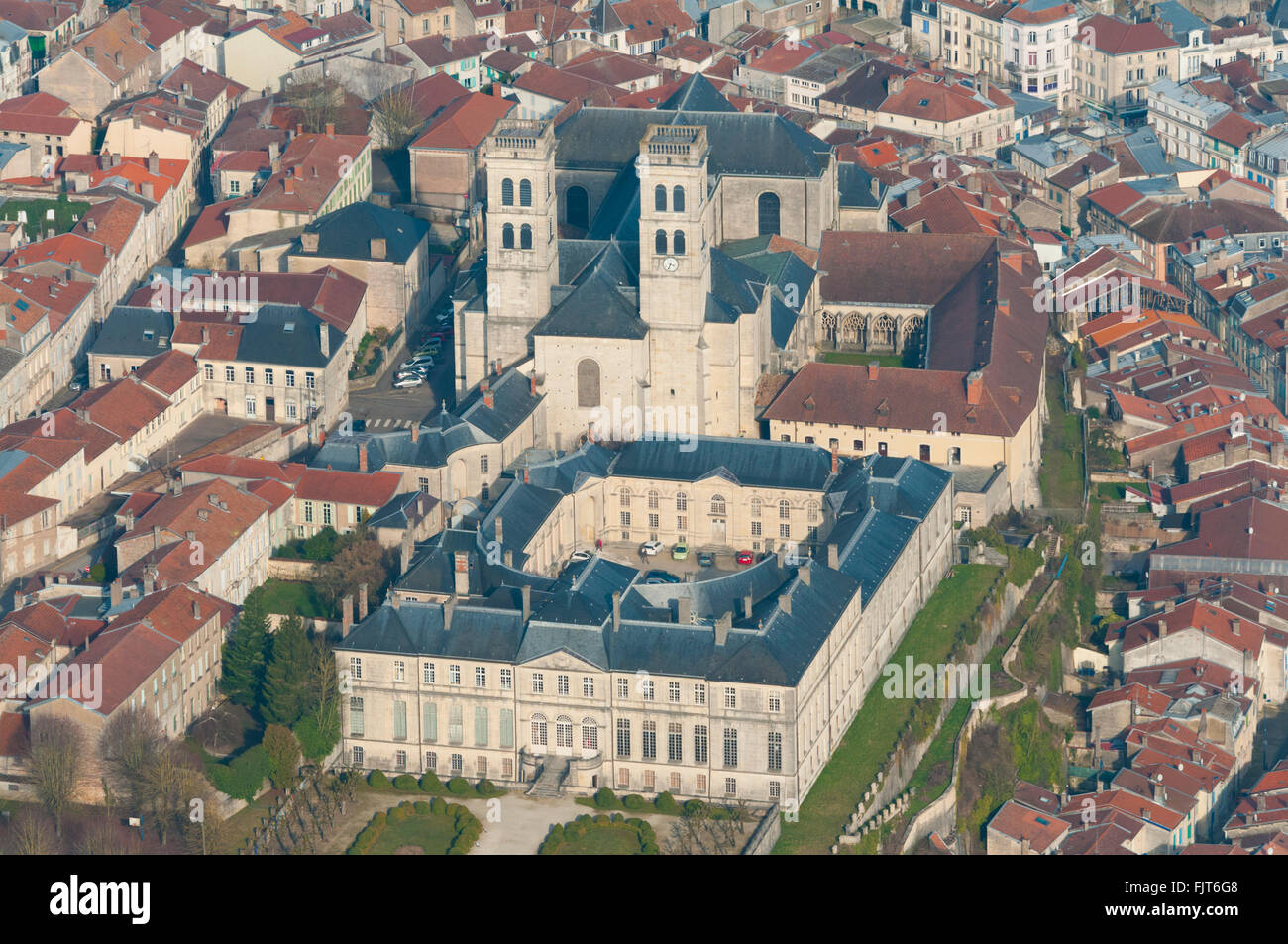 Meuse (55), Ville de Verdun, Palais Episcopale Abritant le Centre Mondial De La Paix et Cathedrale Notre Dame de Verdun (Vue Aer Stockfoto